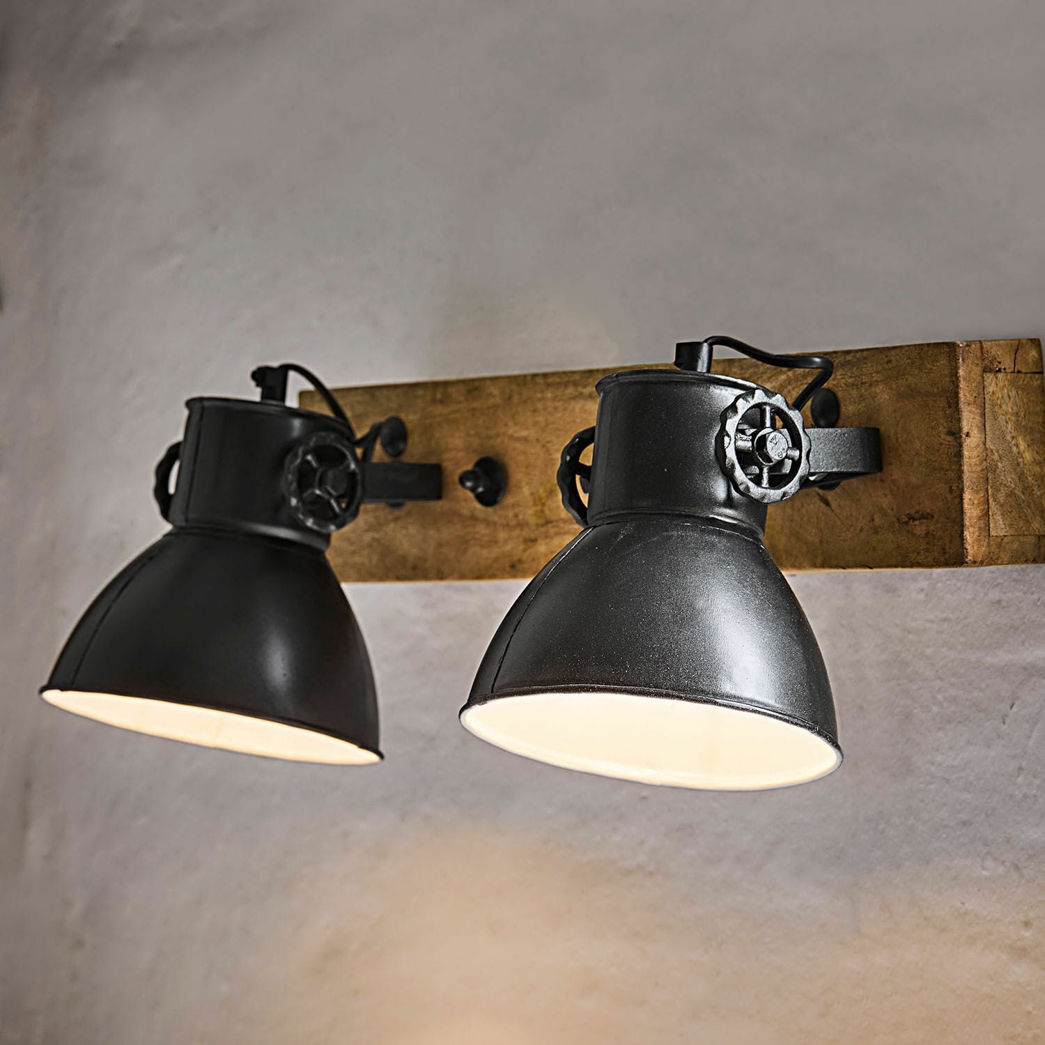 Nástěnná lampa Périgné Černé kovové nástěnné svítidlo se dvěma stínidly na dřevěném držáku, průmyslový design