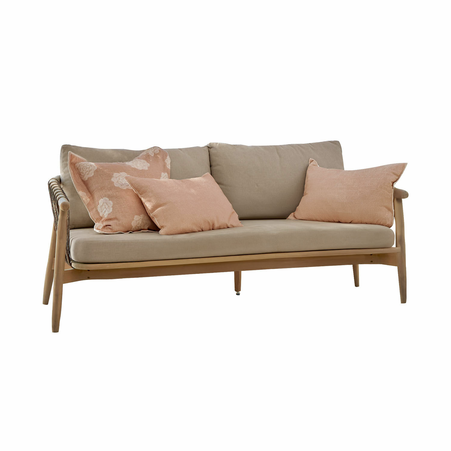 Pohovka FSC®-100% Thornwick Sofa z jasného dřeva s béžovými polštáři a růžovými dekorativními polštáři do obývacího pokoje