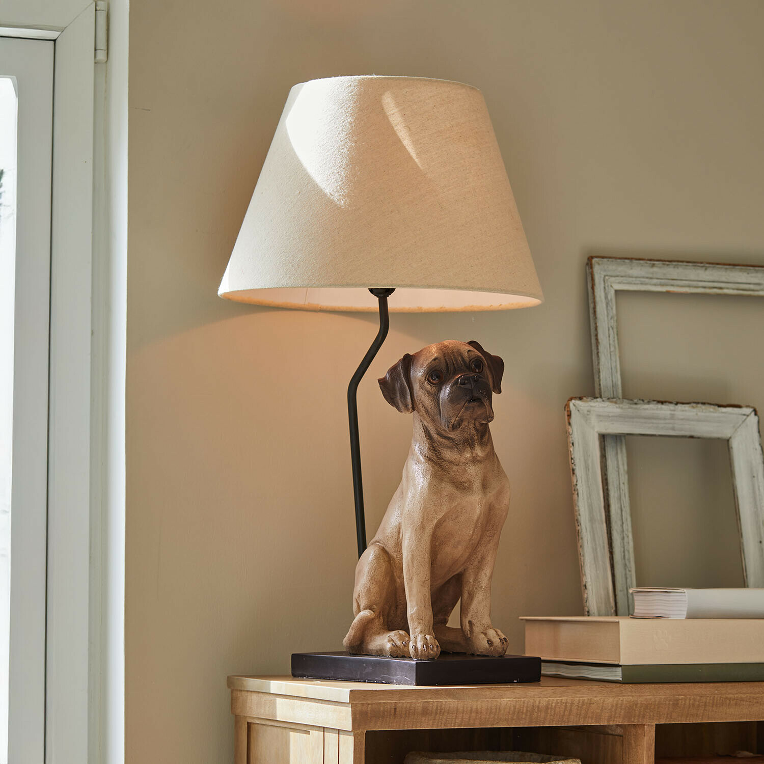 Stolní lampa Amélura Stolní lampa s béžovým stínidlem a podstavcem ve tvaru hnědého psa, dekorace do obýváku