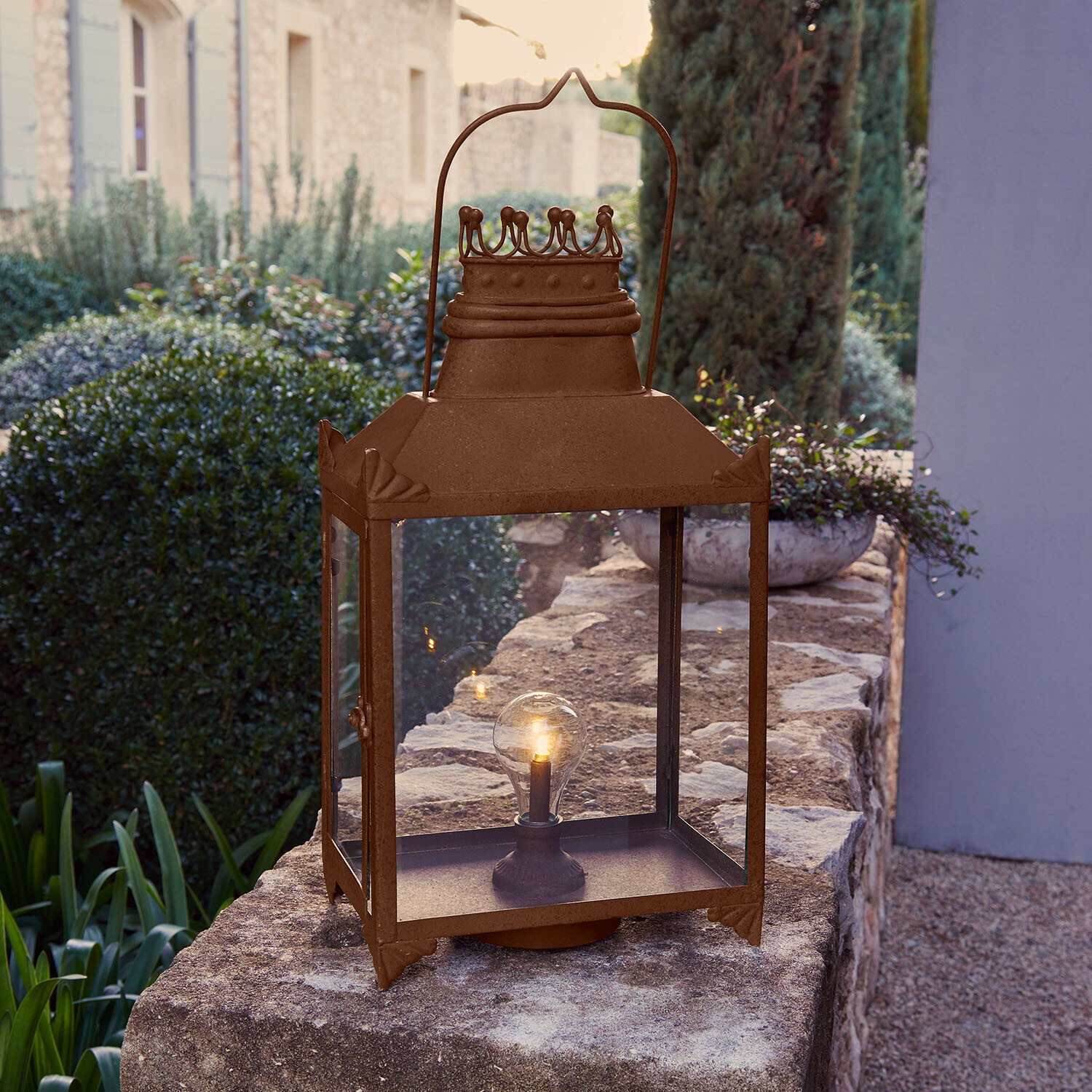 LED svítilna Volanaïs Rustikální zahradní lucerna z rezavého kovu s průhledným sklem a LED žárovkou
