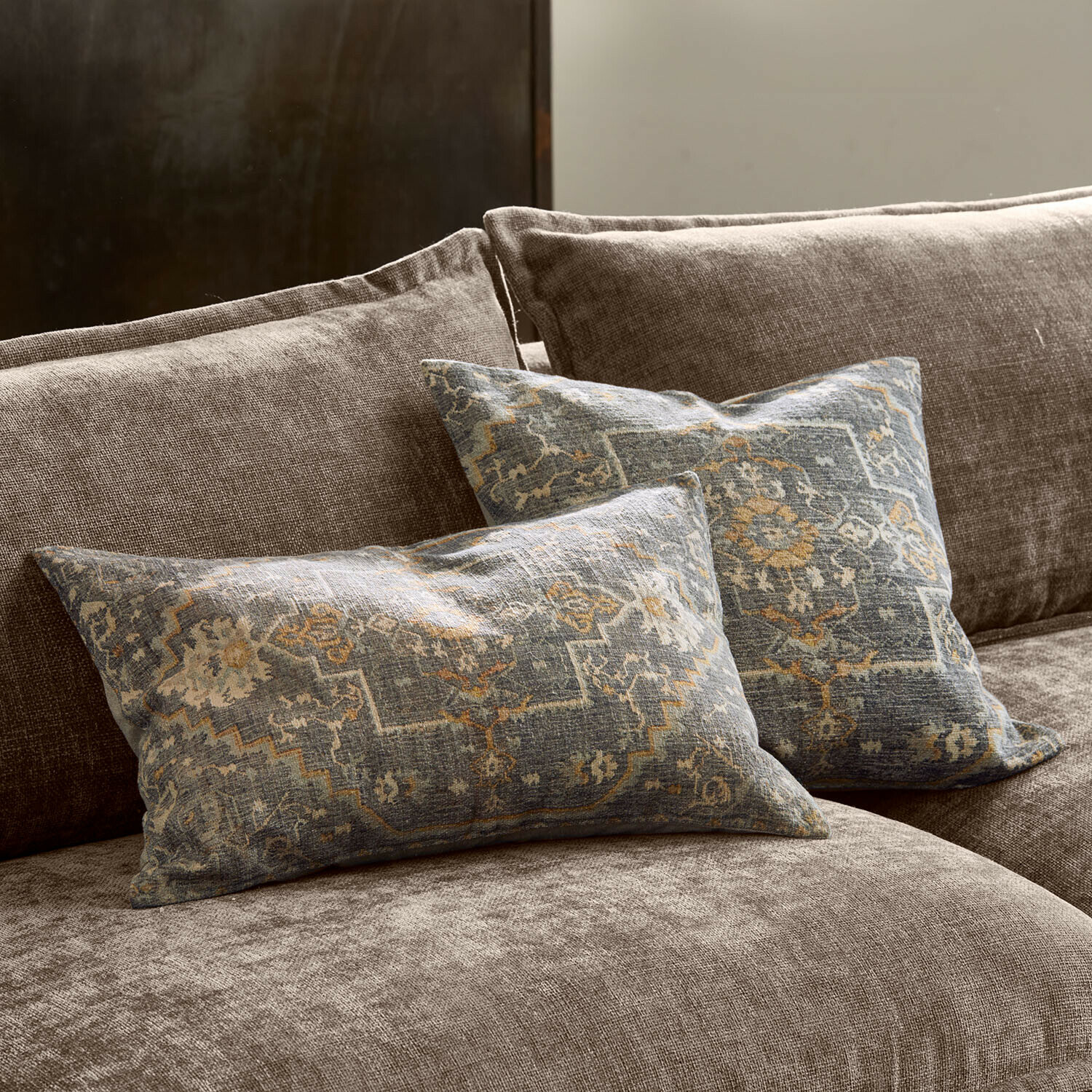Povlaky na polštářky, 2dílná sada Brenrin Dva dekorativní polštáře s modrým vzorem na hnědém látkovém sofa, vintage styl, bytový textil