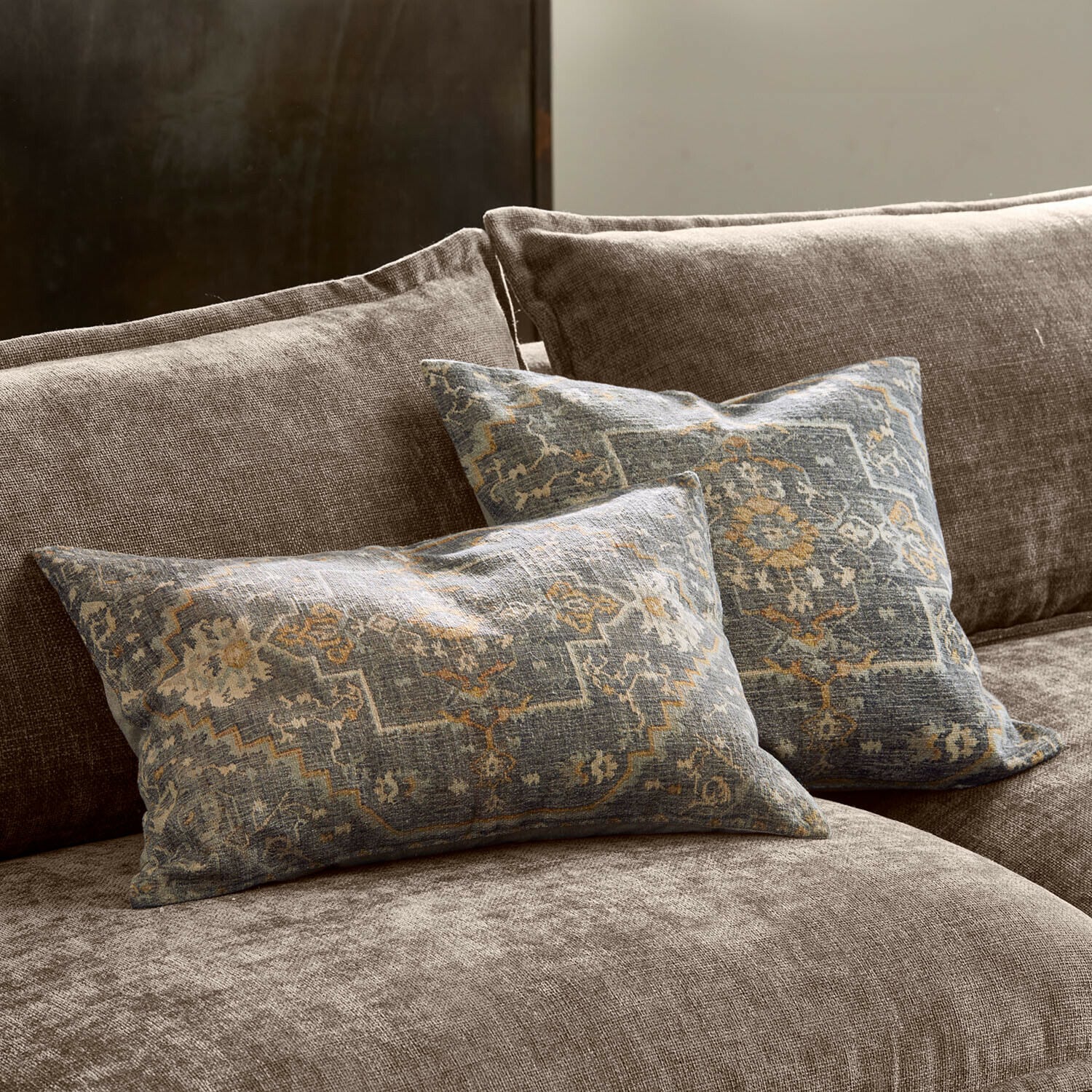 Povlaky na polštářky, 2dílná sada Brenrin Dva dekorativní polštáře s modrým vzorem na hnědém látkovém sofa, vintage styl, bytový textil