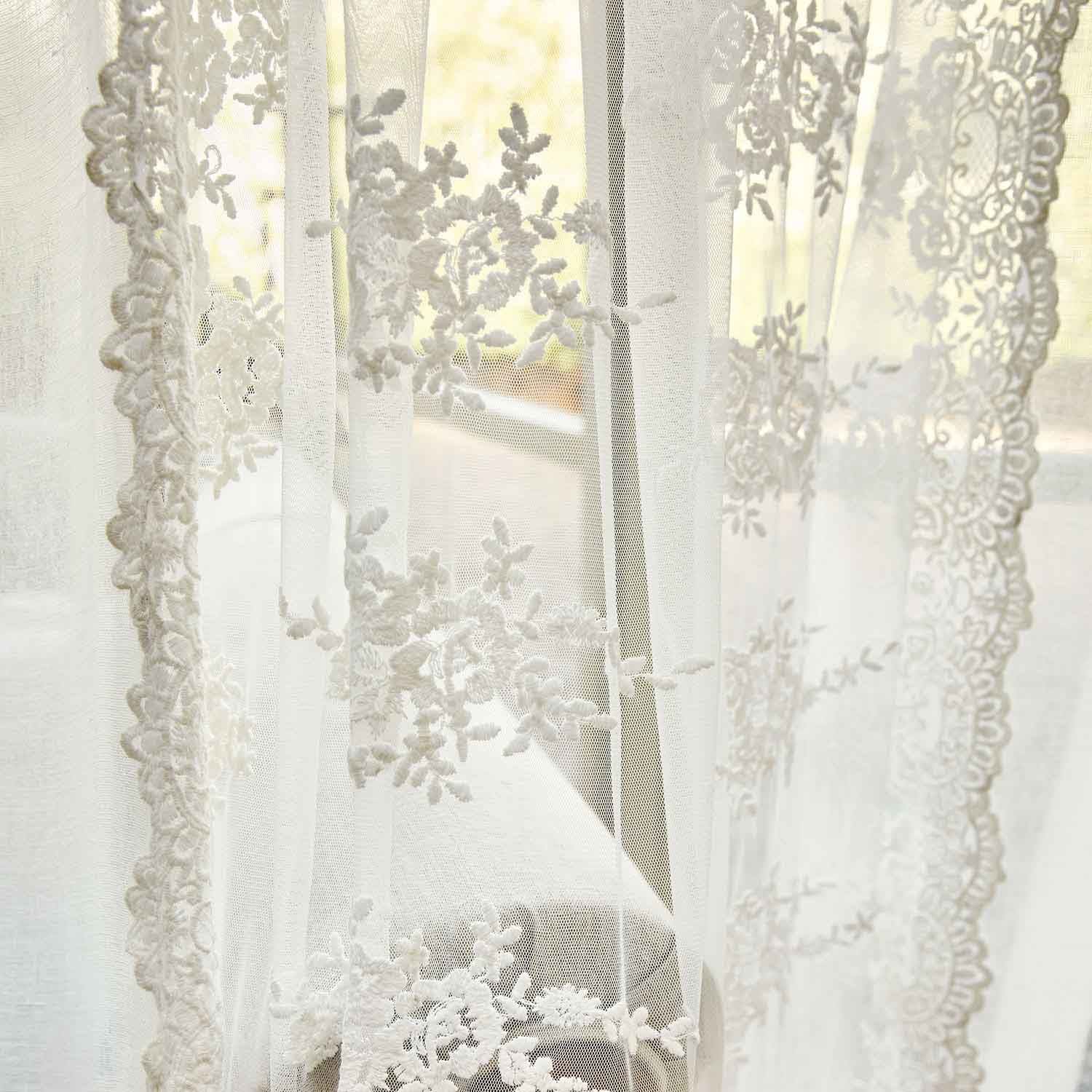 Jemný bílý záclonový závěs s vyšívaným květinovým vzorem, lehký a průhledný pro dekoraci oken