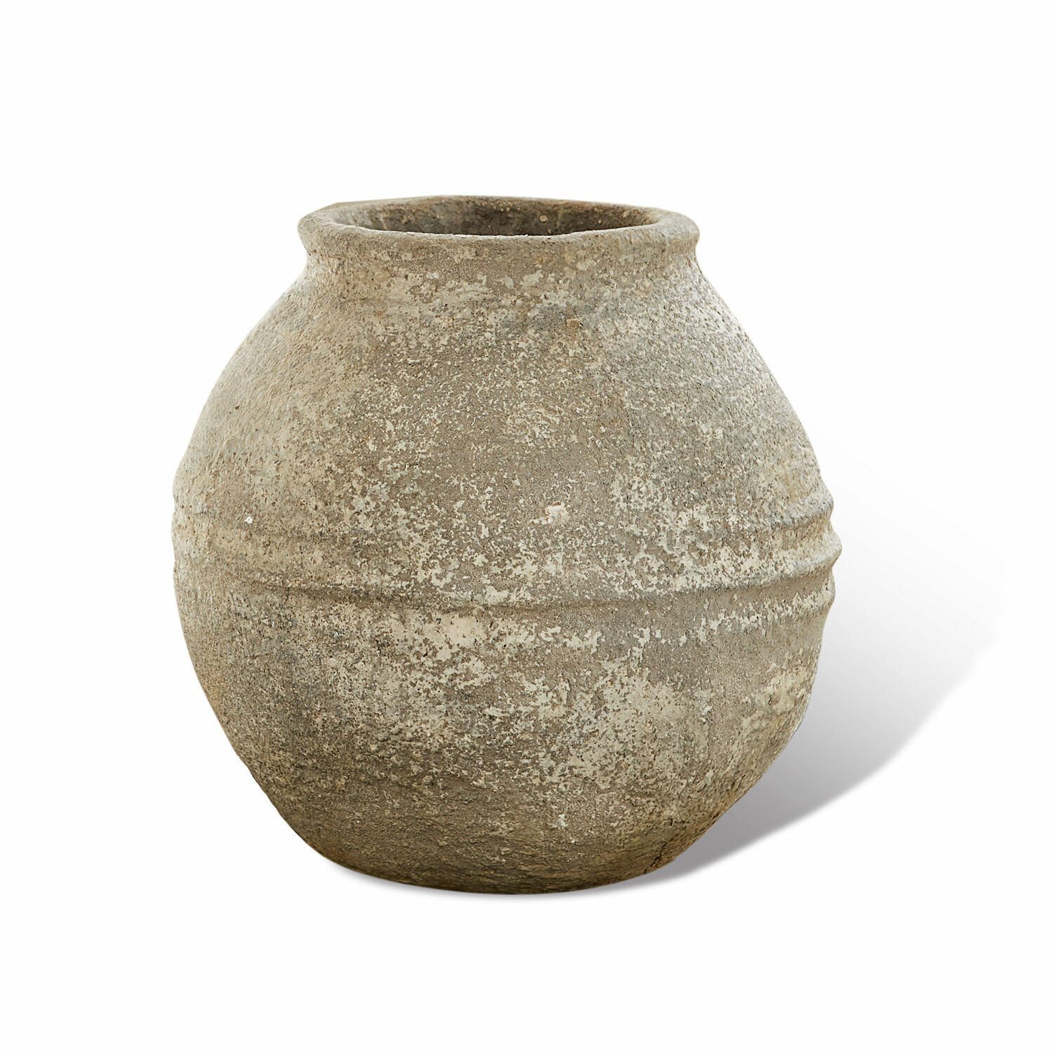 Dekorace – váza Singnesse Kulatá váza z hrubé šedé keramiky s rustikálním vzhledem pro interiérovou dekoraci