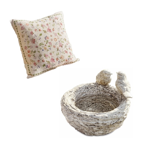 Dekorační polštář s květinovým vzorem a kamenná miska s ptáčky ve stylu shabby chic