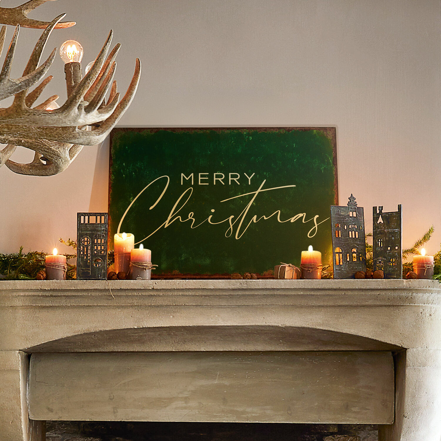 Dekorační cedule Farisha Vánoční dekorace na krbu se zelenou tabulí Merry Christmas a hořícími svíčkami