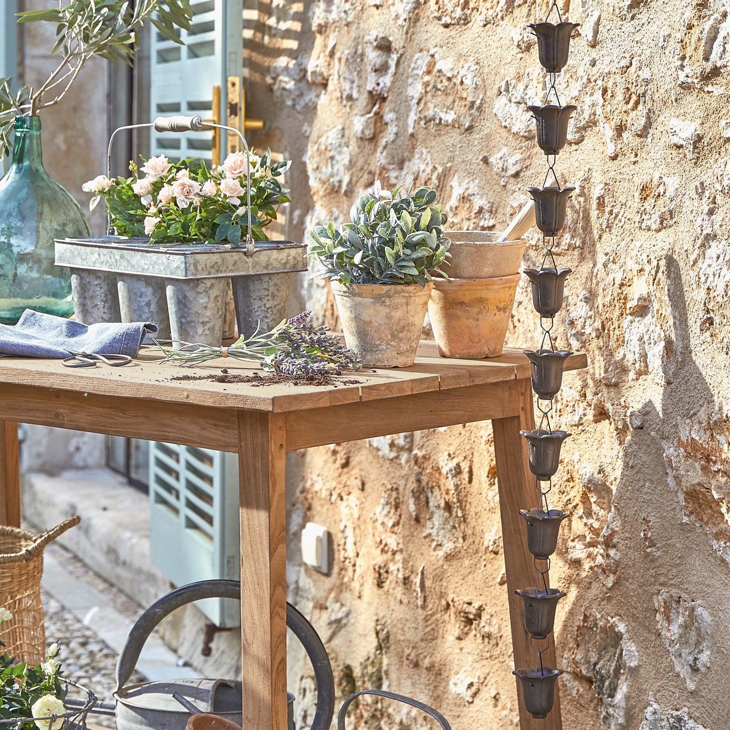 Řetěz na svod dešťové vody Shimon Dřevěný zahradní stůl s terakotovými květináči a kovovým květináčem v rustikálním stylu