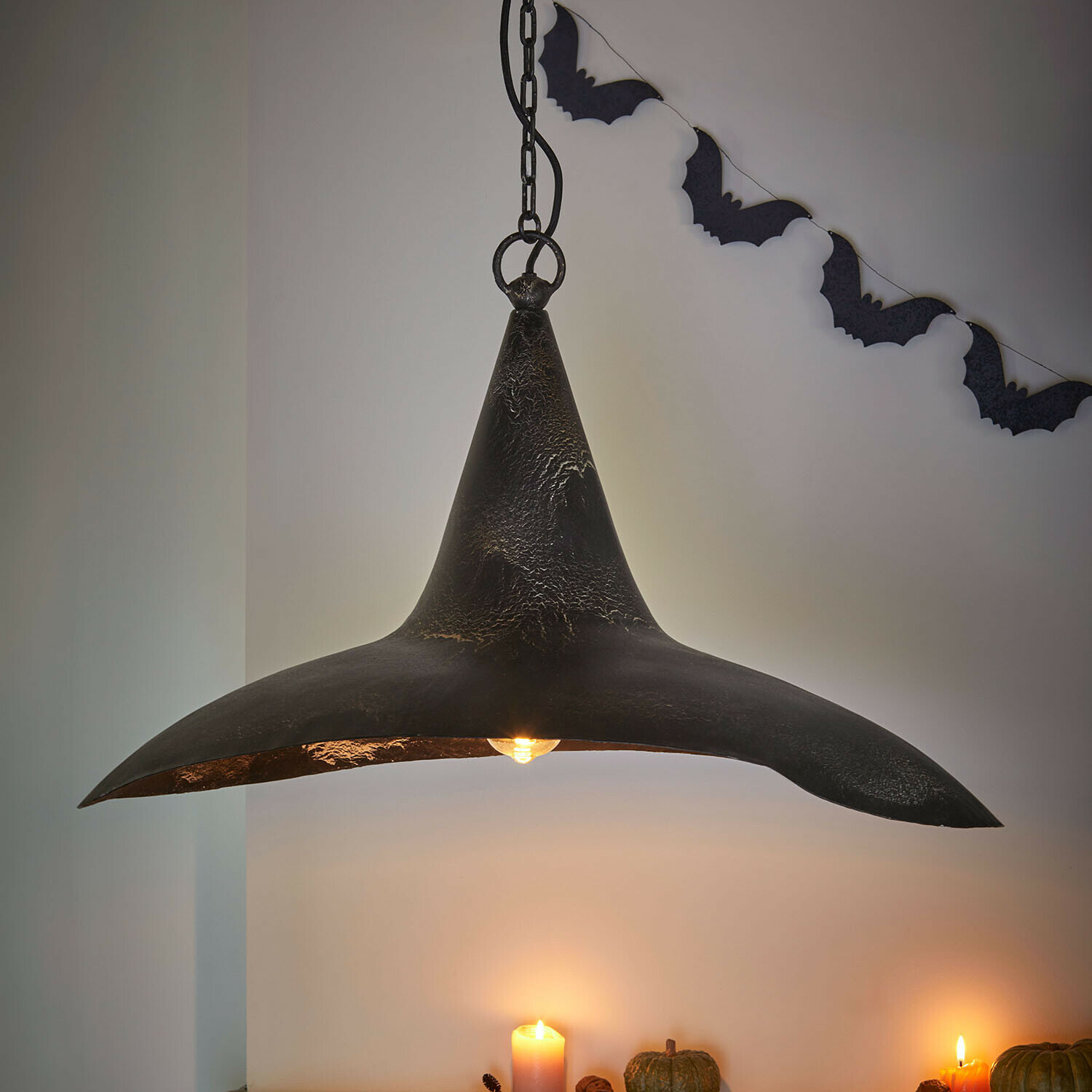 Závěsná lampa Maerlinna Závěsná lampa z černého kovu ve tvaru čarodějnického klobouku s netopýří girlandou a svíčkami