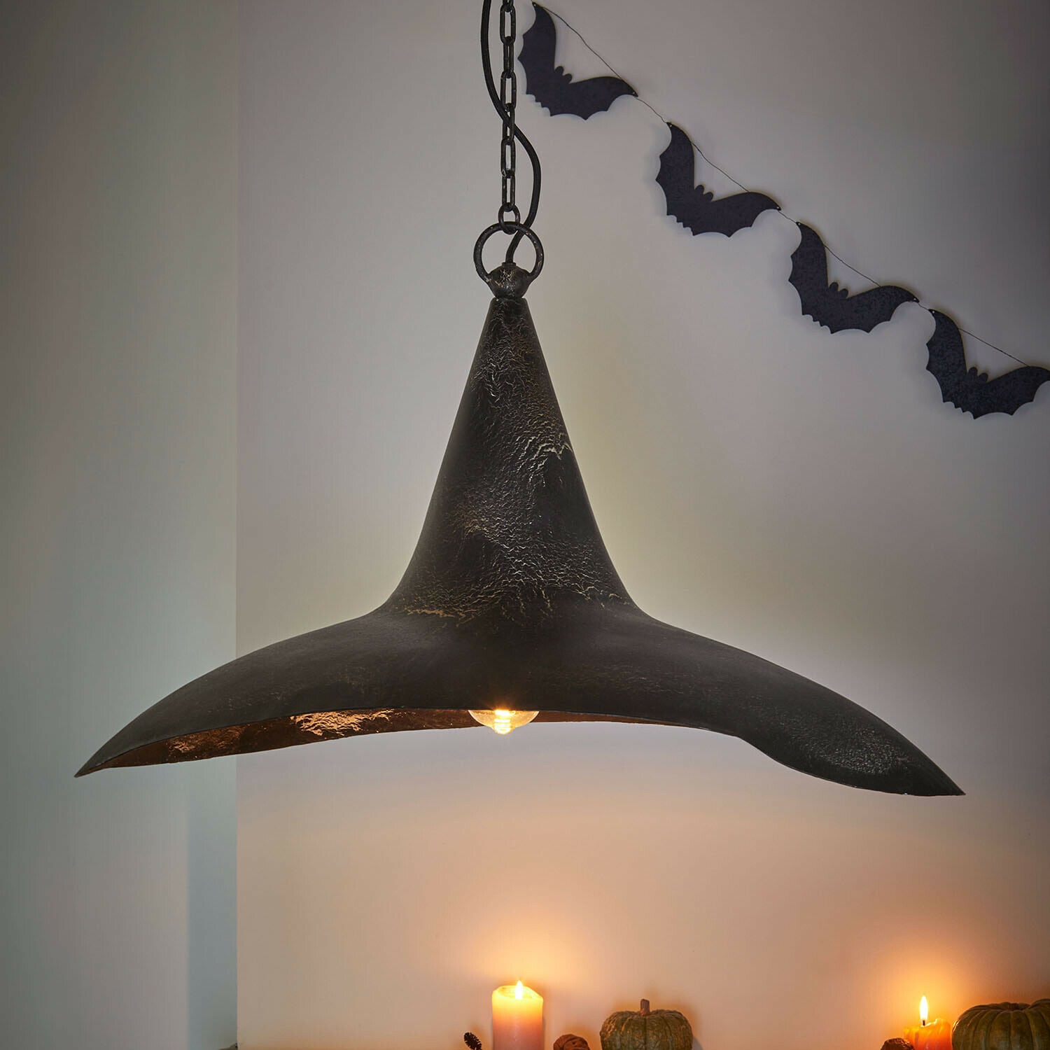Závěsná lampa Maerlinna Závěsná lampa z černého kovu ve tvaru čarodějnického klobouku s netopýří girlandou a svíčkami
