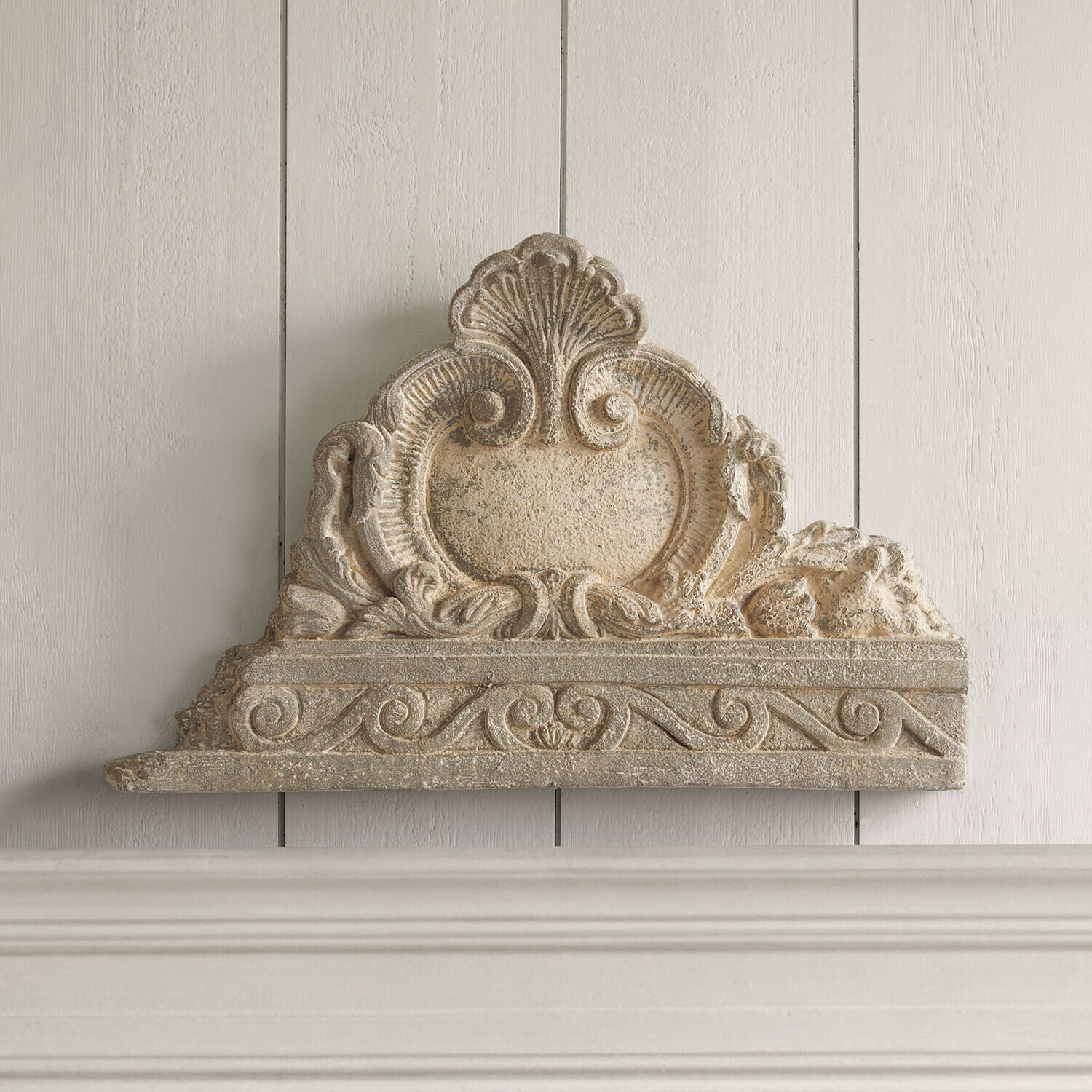 Nástěnný ornament Saveraux Dekorativní prvek z béžového kamene s ornamenty a klasickým vzorem na stěnu