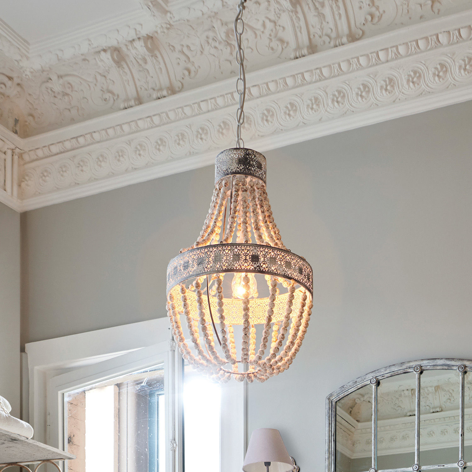 Závěsná lampa Valcourt Závěsná lampa z bílých dřevěných korálků a kovu ve vintage stylu do obývacího pokoje