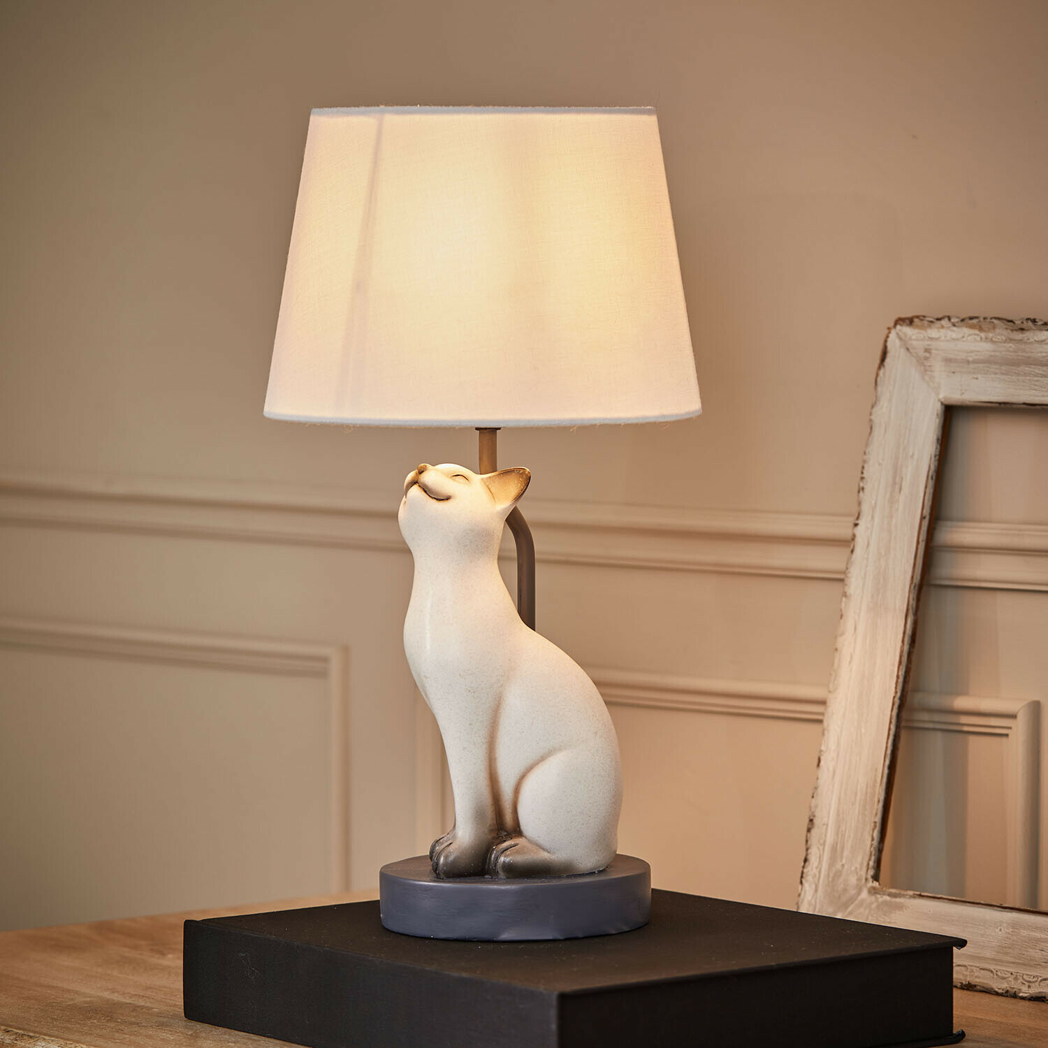 Stolní lampa Ormeya Stolní lampa s bílým keramickým podstavcem ve tvaru kočky a krémovým stínidlem do obývacího pokoje