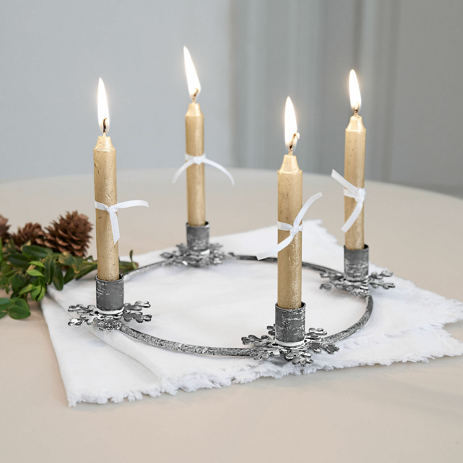 Svícen Zarim Kovový adventní věnec se čtyřmi zlatými svíčkami na bílém plátně, vánoční dekorace