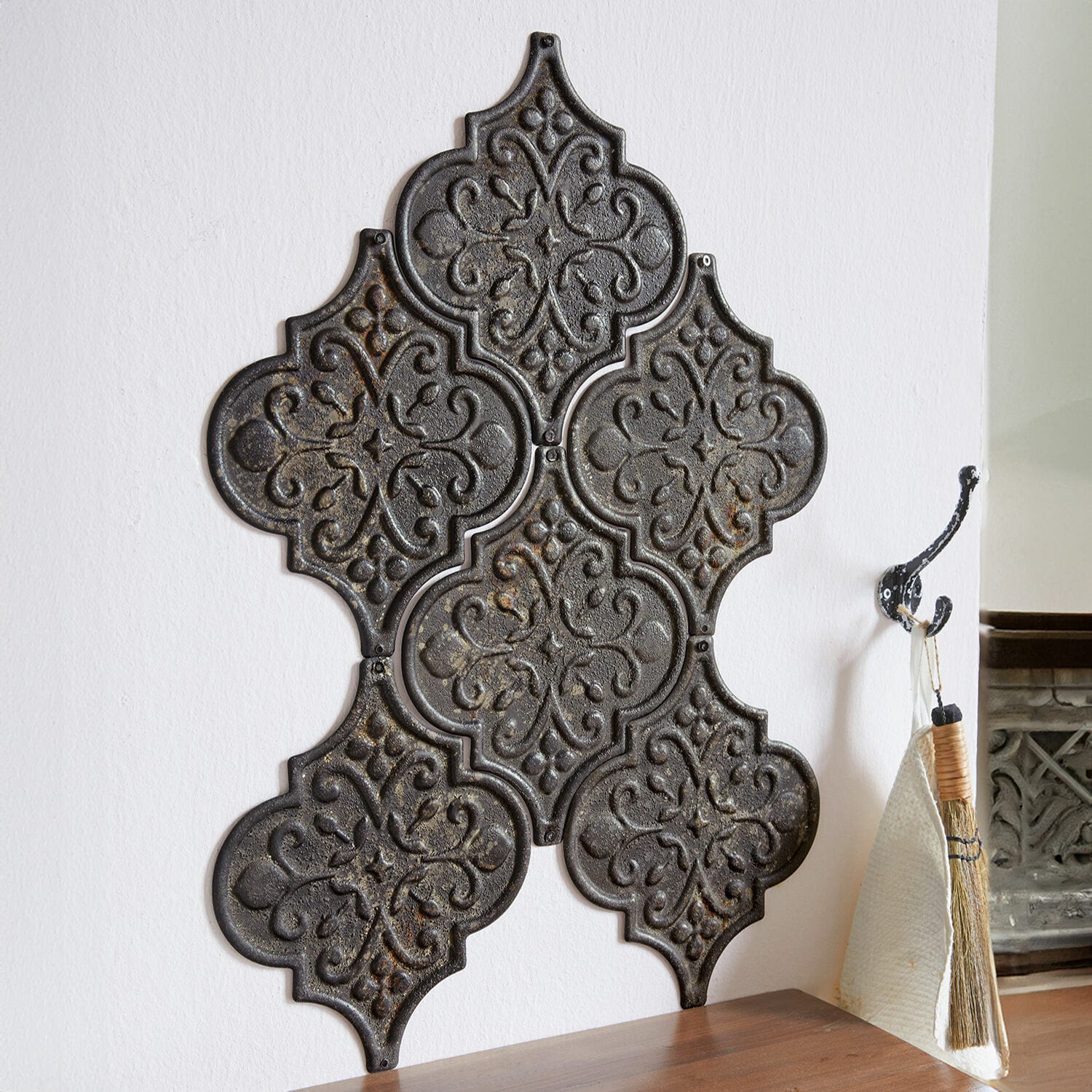 Nástěnný ornament, 6dílná sada Halira Dekorativní nástěnná deska z tmavě šedého litiny s ornamentálním vzorem ve vintage stylu