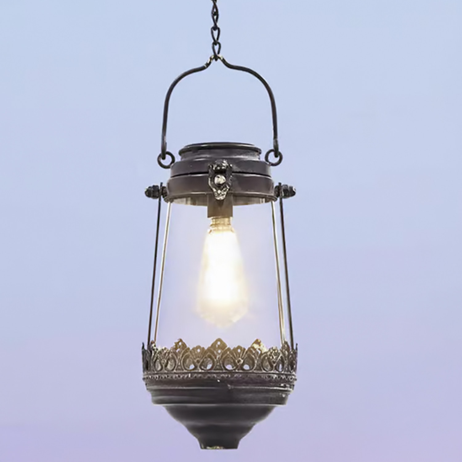 Závěsná kovová lucerna s ozdobným vzorem a skleněným krytem, vintage osvětlení, dekorativní lampa