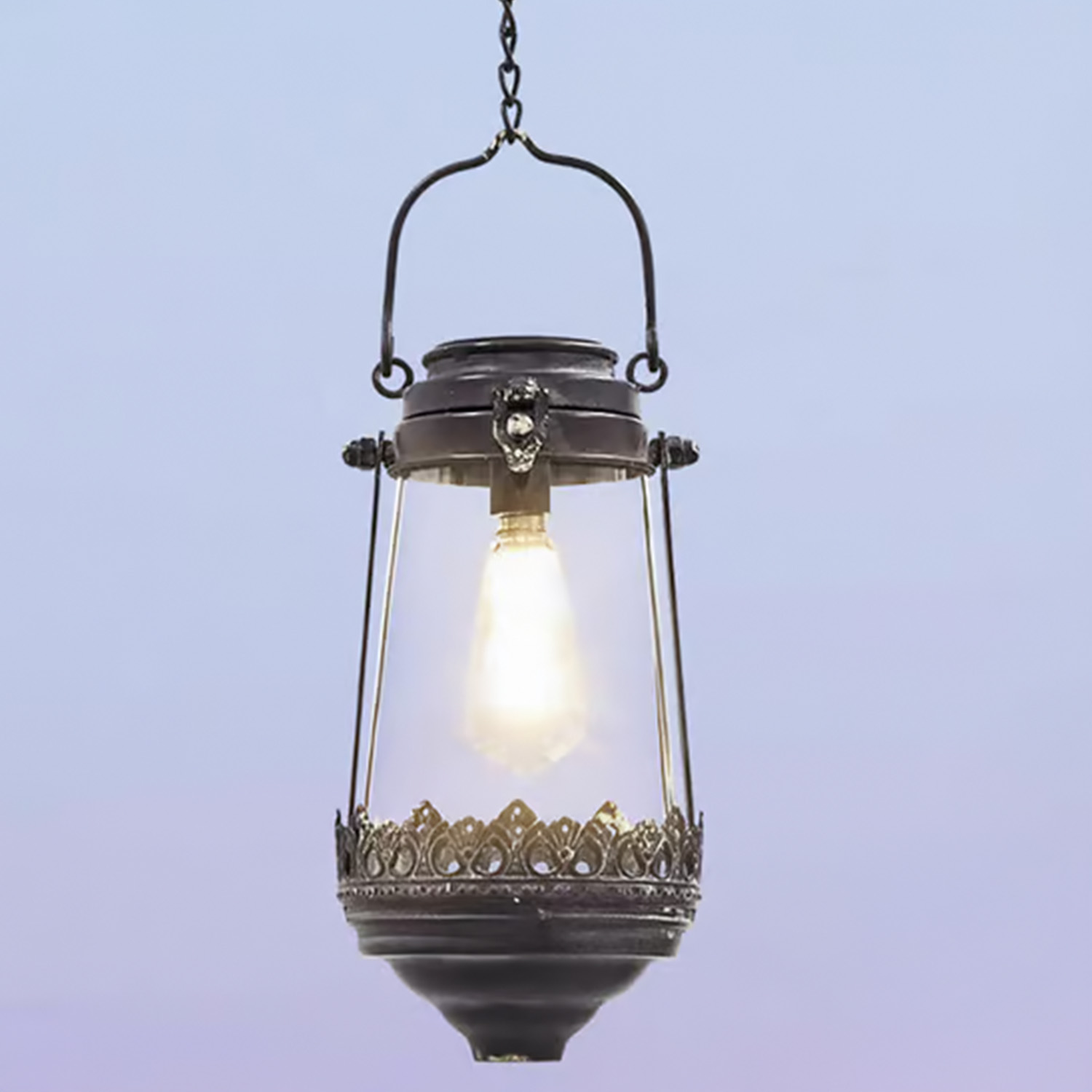 Závěsná kovová lucerna s ozdobným vzorem a skleněným krytem, vintage osvětlení, dekorativní lampa