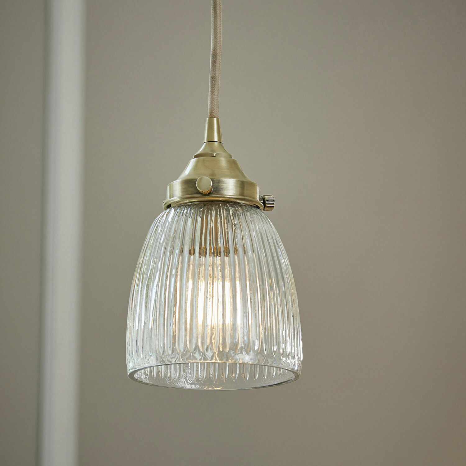 Závěsná lampa Tanaelva Závěsná skleněná lampa se žlutým kovovým zakončením a žebrovaným stínidlem pro interiérové osvětlení