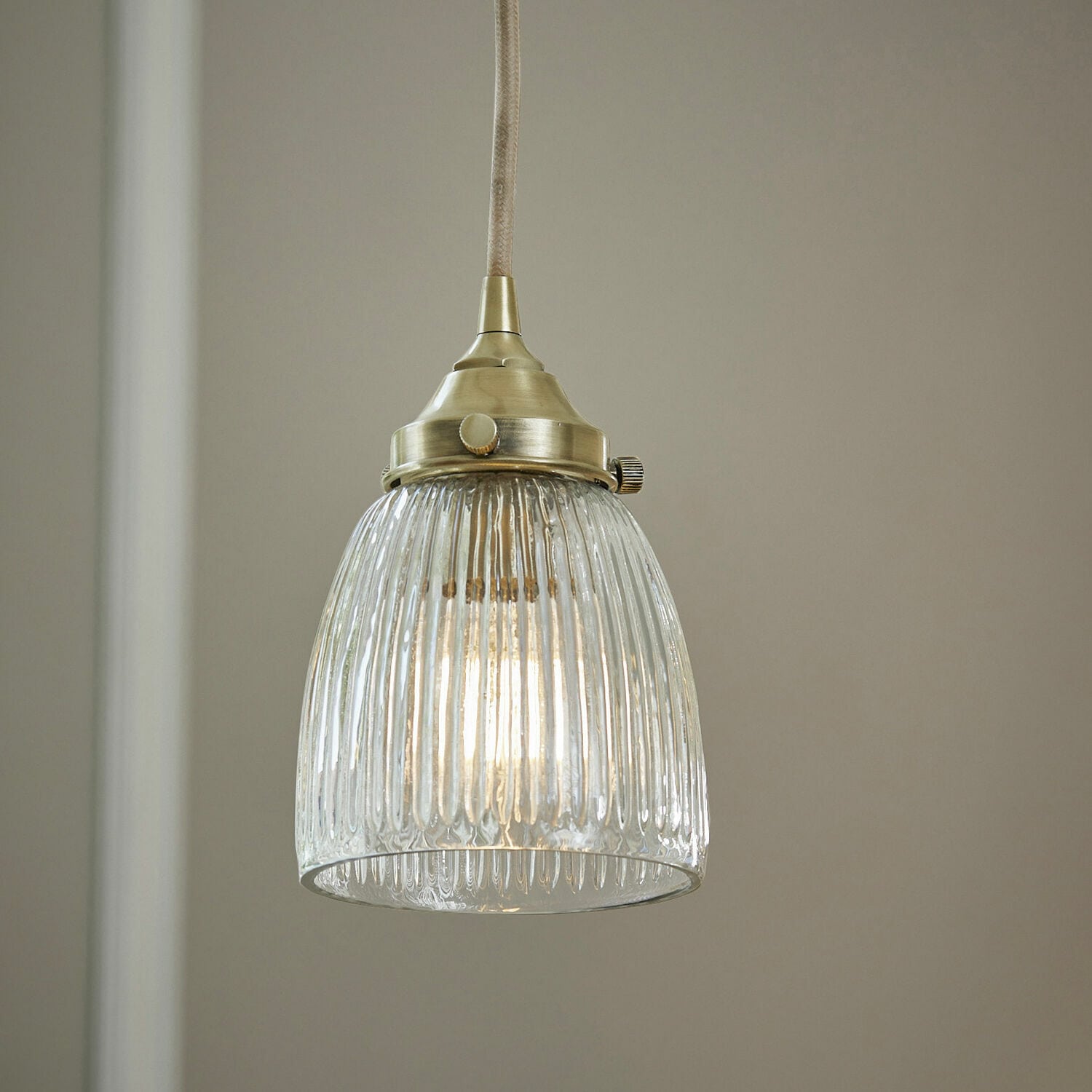 Závěsná lampa Tanaelva Závěsná skleněná lampa se žlutým kovovým zakončením a žebrovaným stínidlem pro interiérové osvětlení