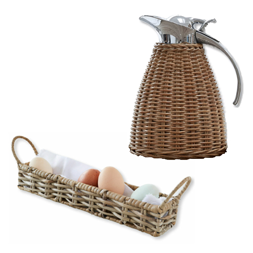 Termoska z hnědého ratanu a proutěný košík s barevnými vejci