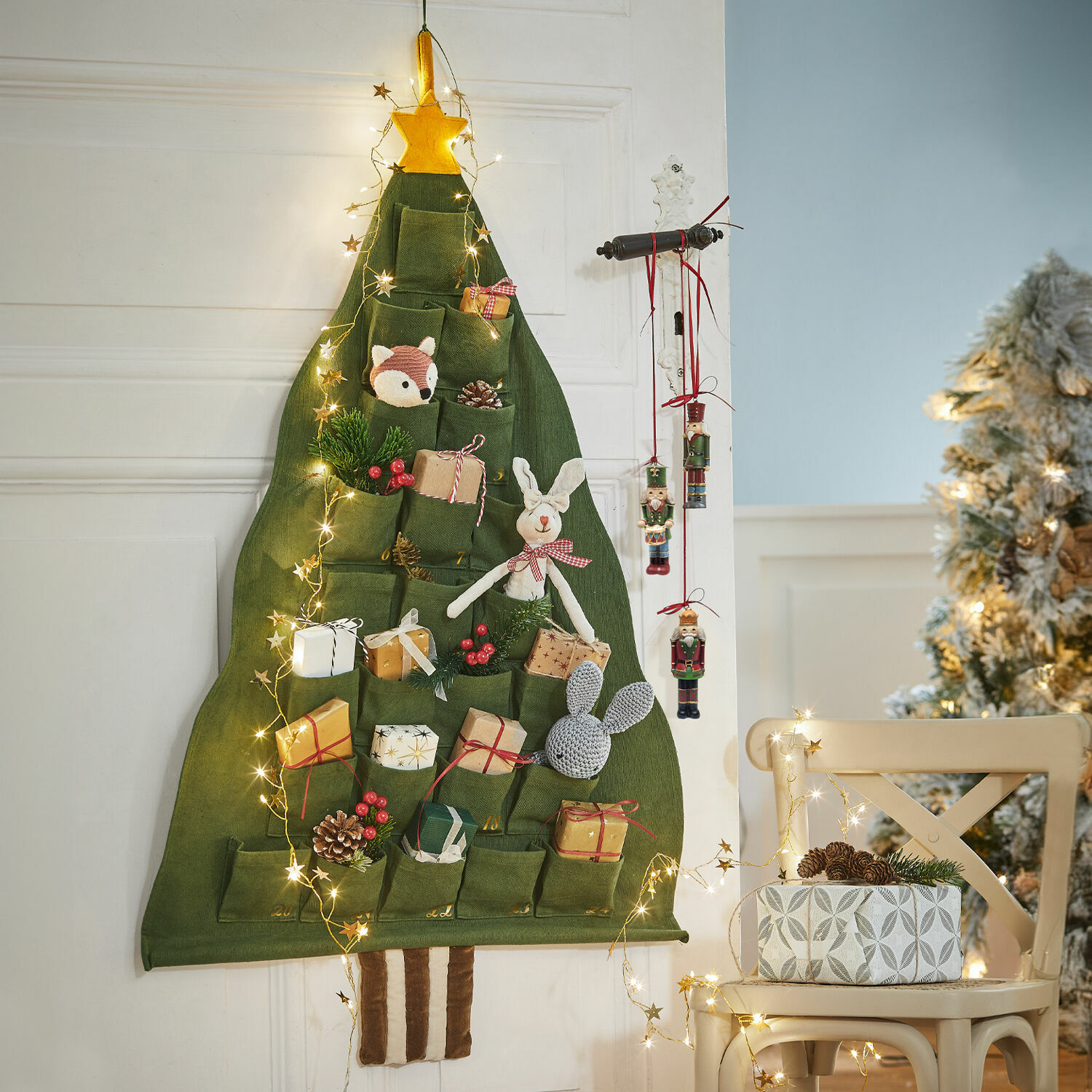 Adventní kalendář Talira Zelený látkový adventní kalendář ve tvaru stromku s kapsami a vánoční výzdobou