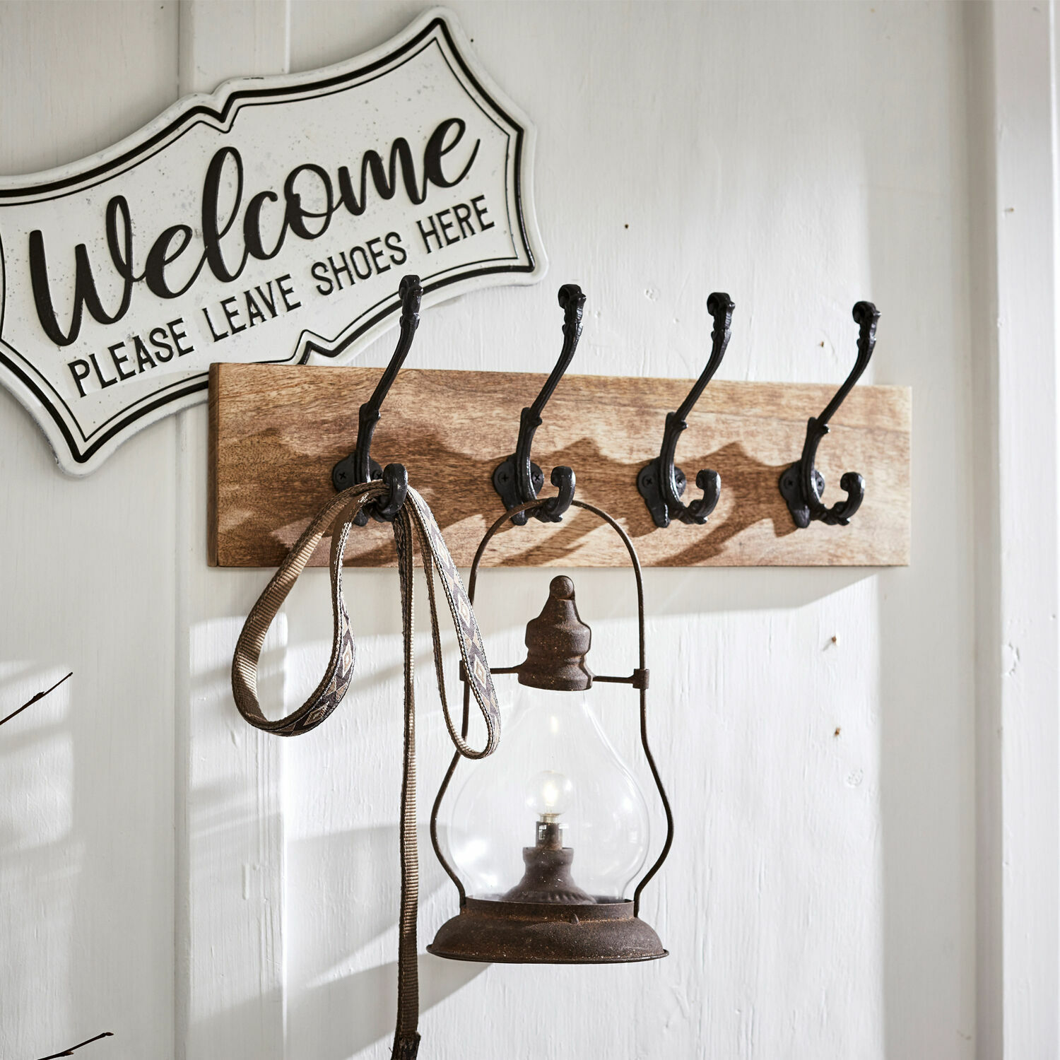 Lišta s háčky Taylors Island Dřevěný nástěnný věšák se čtyřmi kovovými háčky a vintage lampou