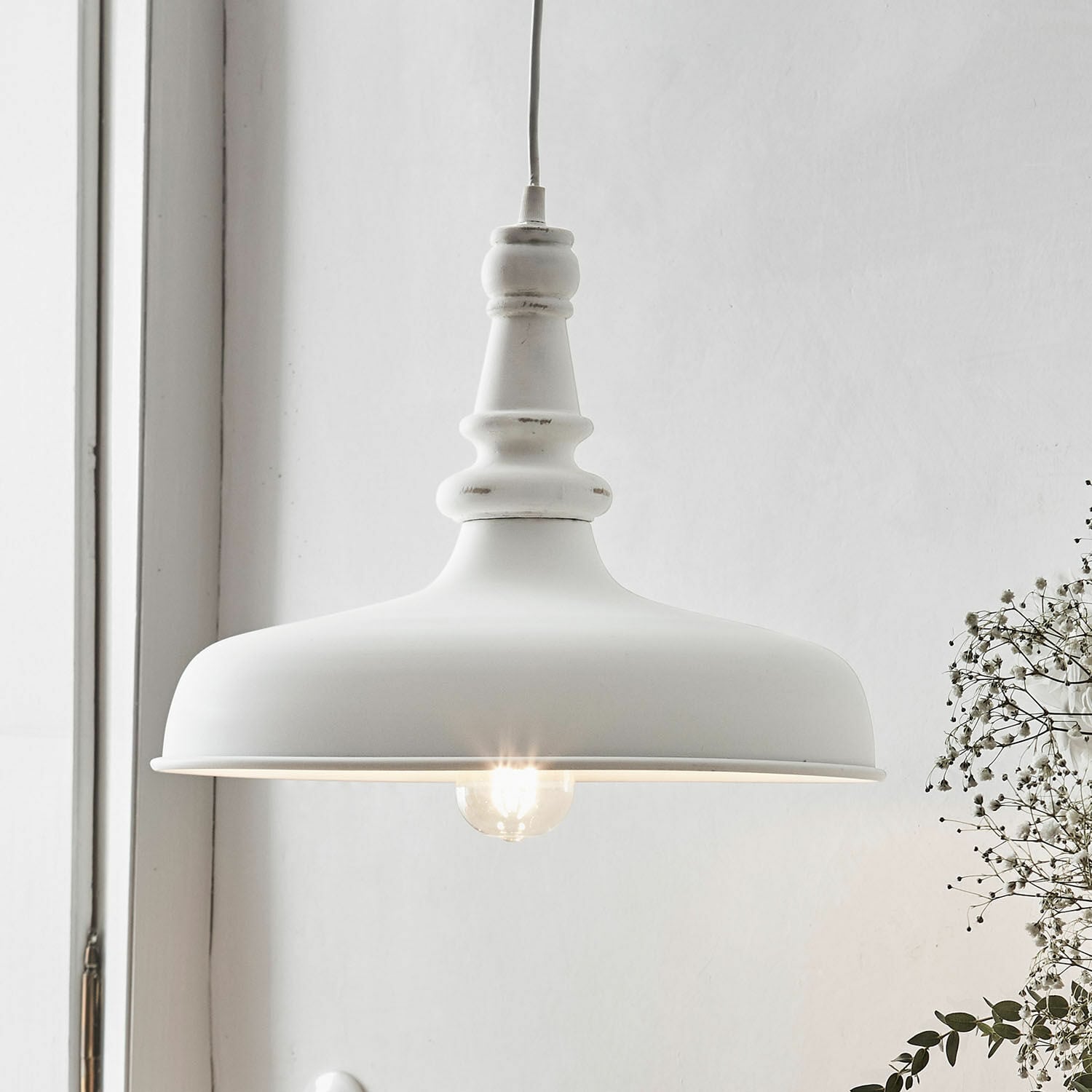 Závěsná lampa Camryn Bílé kovové závěsné svítidlo s dekorativním stínidlem a viditelnou žárovkou ve skandinávském stylu