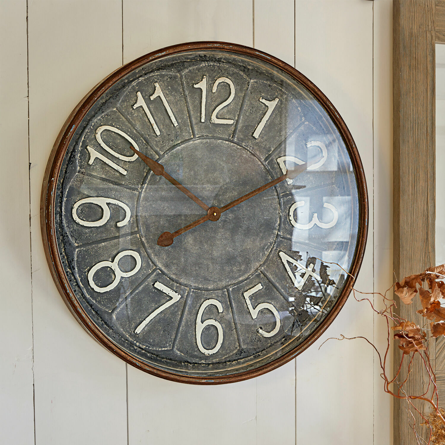 Hodiny Braxton Velké kulaté nástěnné hodiny z kovu s bílými čísly na šedém pozadí, vintage dekorace