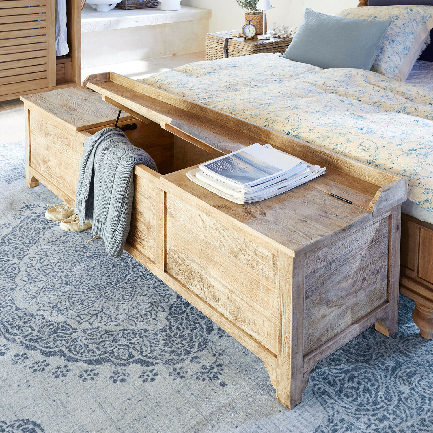 Dřevěná truhla v přírodní barvě s otevíracím víkem, praktický nábytek do ložnice