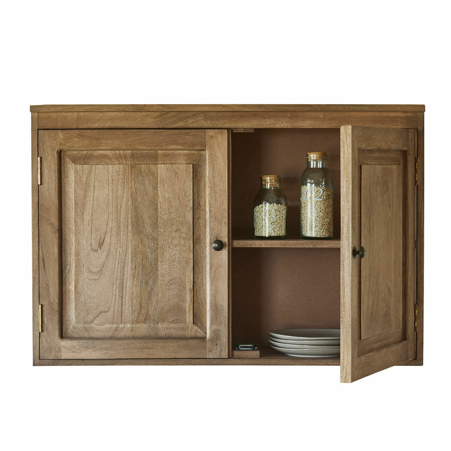 Dřevěná nástěnná skříňka v přírodní barvě s dveřmi, policemi na talíře a sklenice