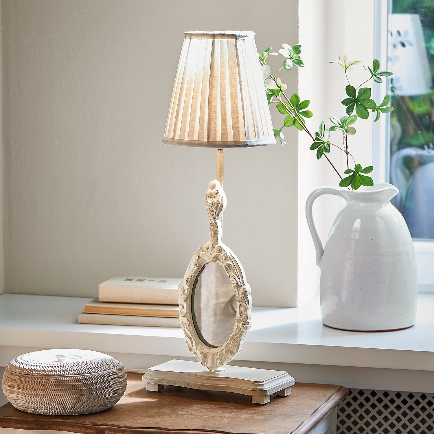 Stolní lampa z bílého dřeva s lampou a ozdobným vintage zrcadlem do obývacího pokoje