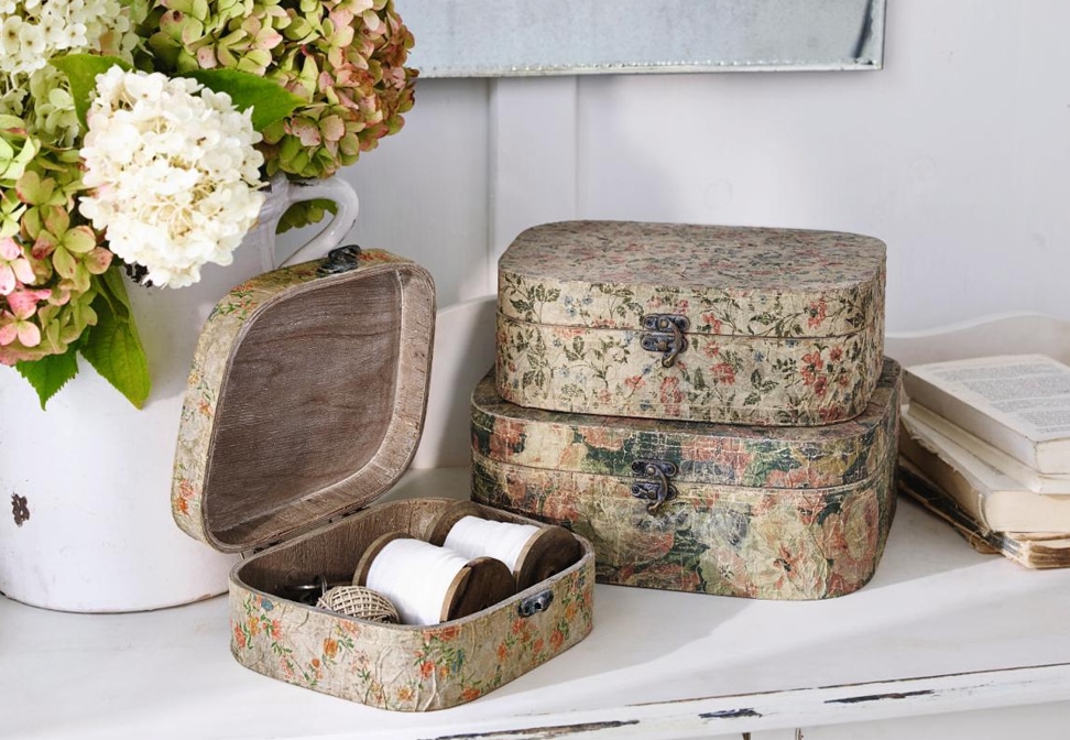 Sada tří dekorativních krabiček ve stylu shabby chic s květinovým vzorem na světlém pozadí