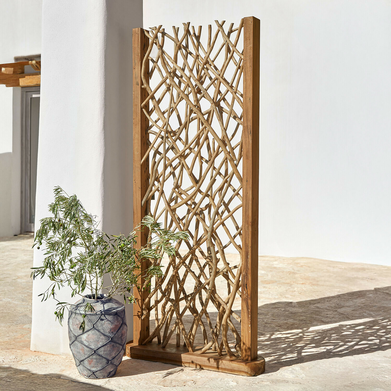 Přírodní paravan z dřeva a světlých větví, dekorace do interiéru i exteriéru
