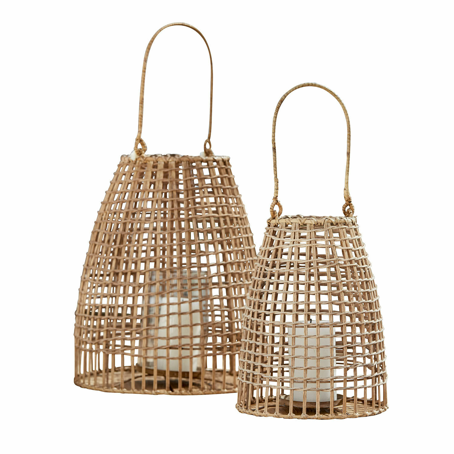 Lucerna, 2dílná sada Hillendale Dvě ratanové lucerny v přírodní barvě s držadly a bílými svíčkami pro domácí dekoraci
