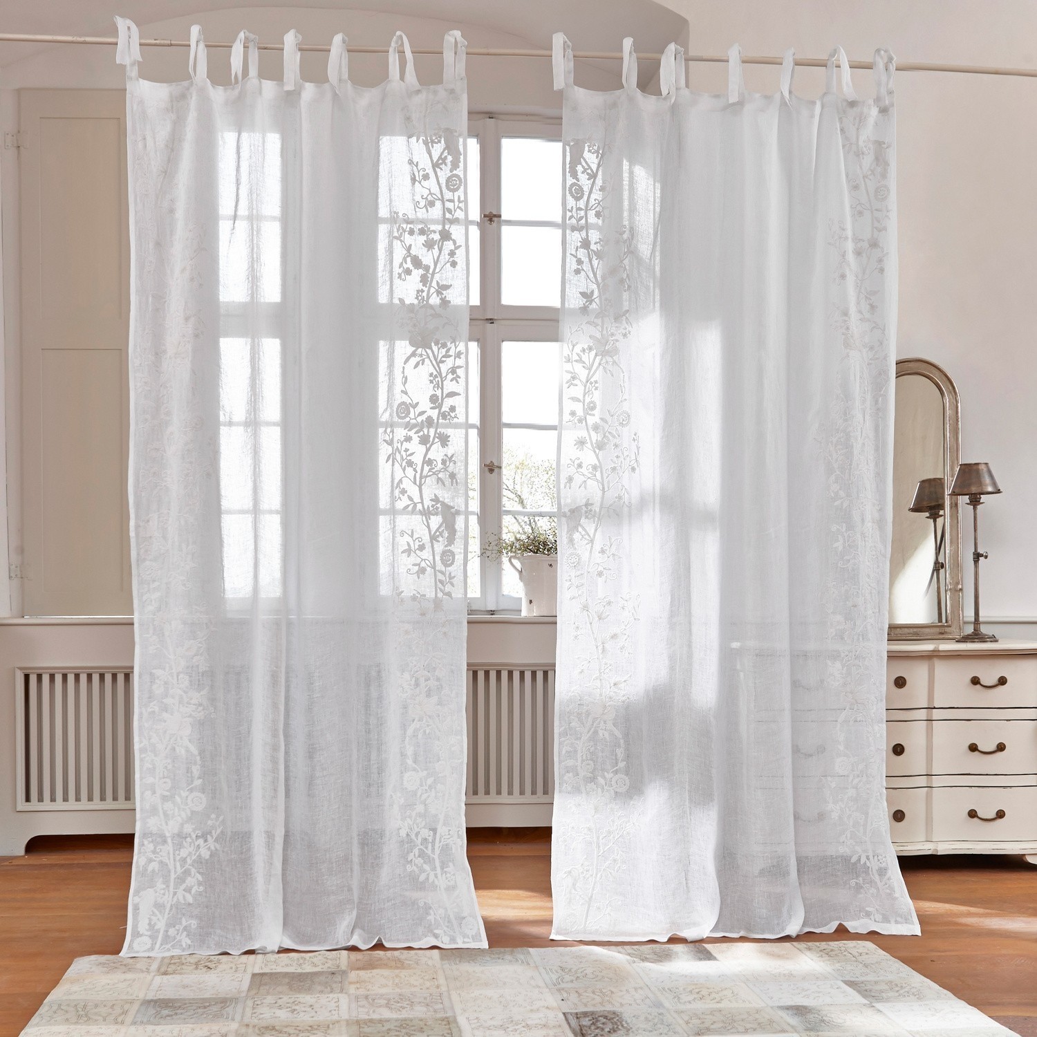 Záclona Douvaine Bílé průsvitné závěsy s jemnou květinovou výšivkou, elegantní dekorace oken