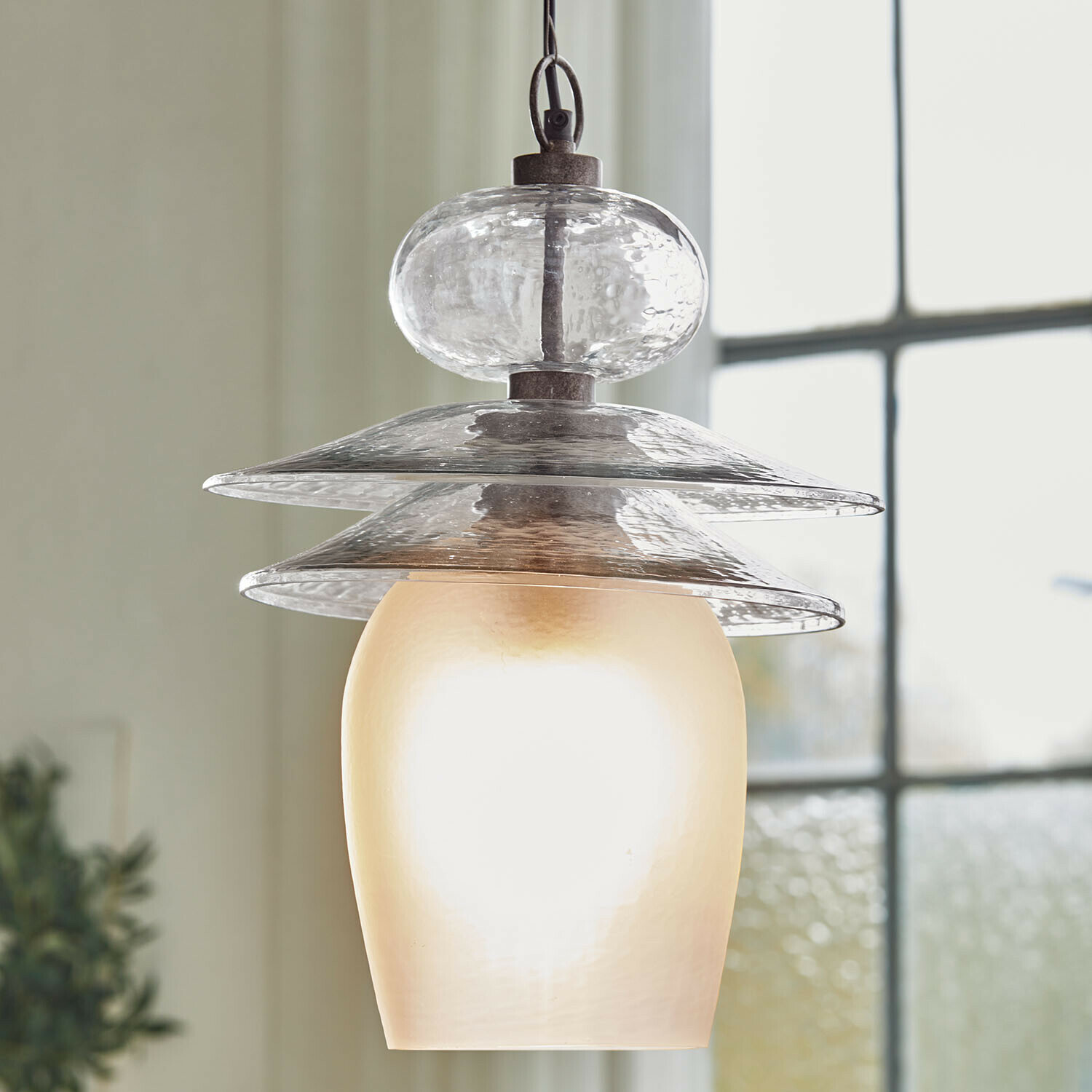 Závěsná lampa Ravissantes Skleněné závěsné svítidlo s mléčným stínidlem a průhlednými prvky, moderní interiérové osvětlení