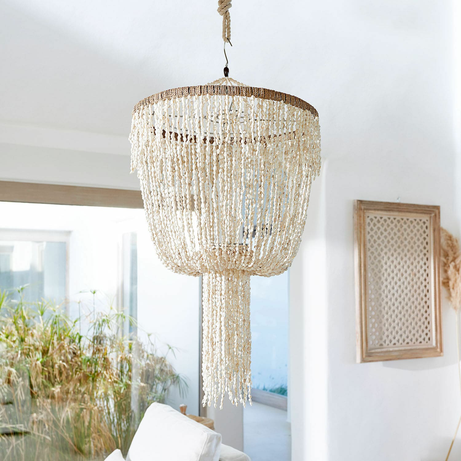 Stínítko lampy Trétudans Závěsná lampa z přírodních krémových mušlí pro boho interiérovou dekoraci