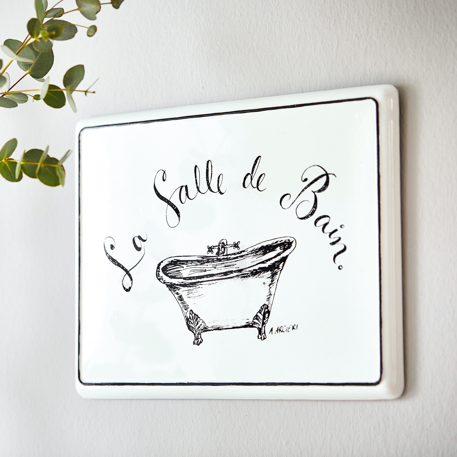 Dekorace – cedulka La salle de bain Bílá keramická nástěnná cedule s černým nápisem La Salle de Bain a kresbou vany do koupelny