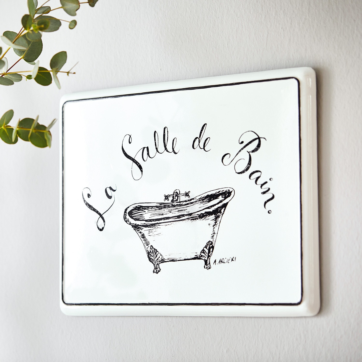 Dekorace – cedulka La salle de bain Bílá keramická nástěnná cedule s černým nápisem La Salle de Bain a kresbou vany do koupelny