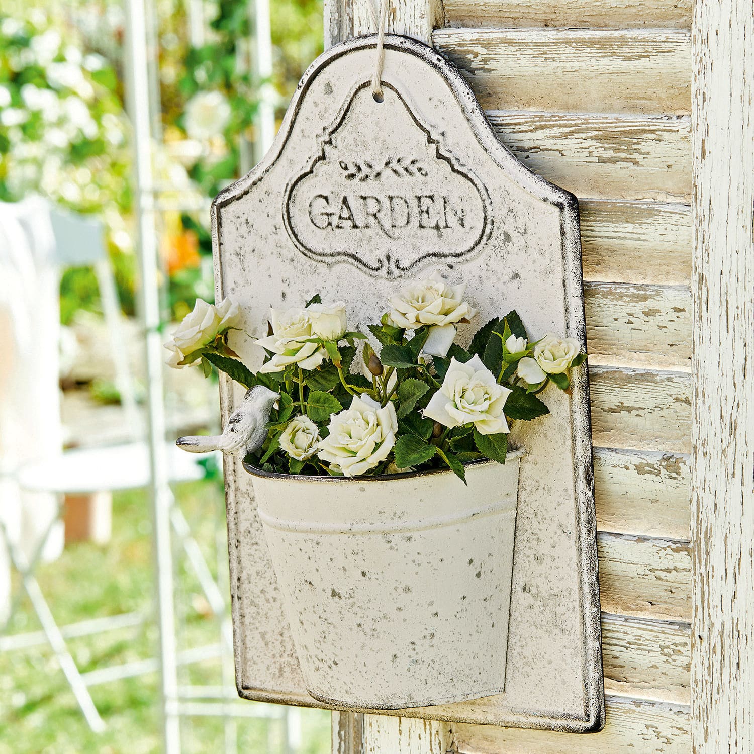 Nástěnný květináč Helsa Zahradní kovová dekorace ve vintage stylu s bílými růžemi a nápisem Garden