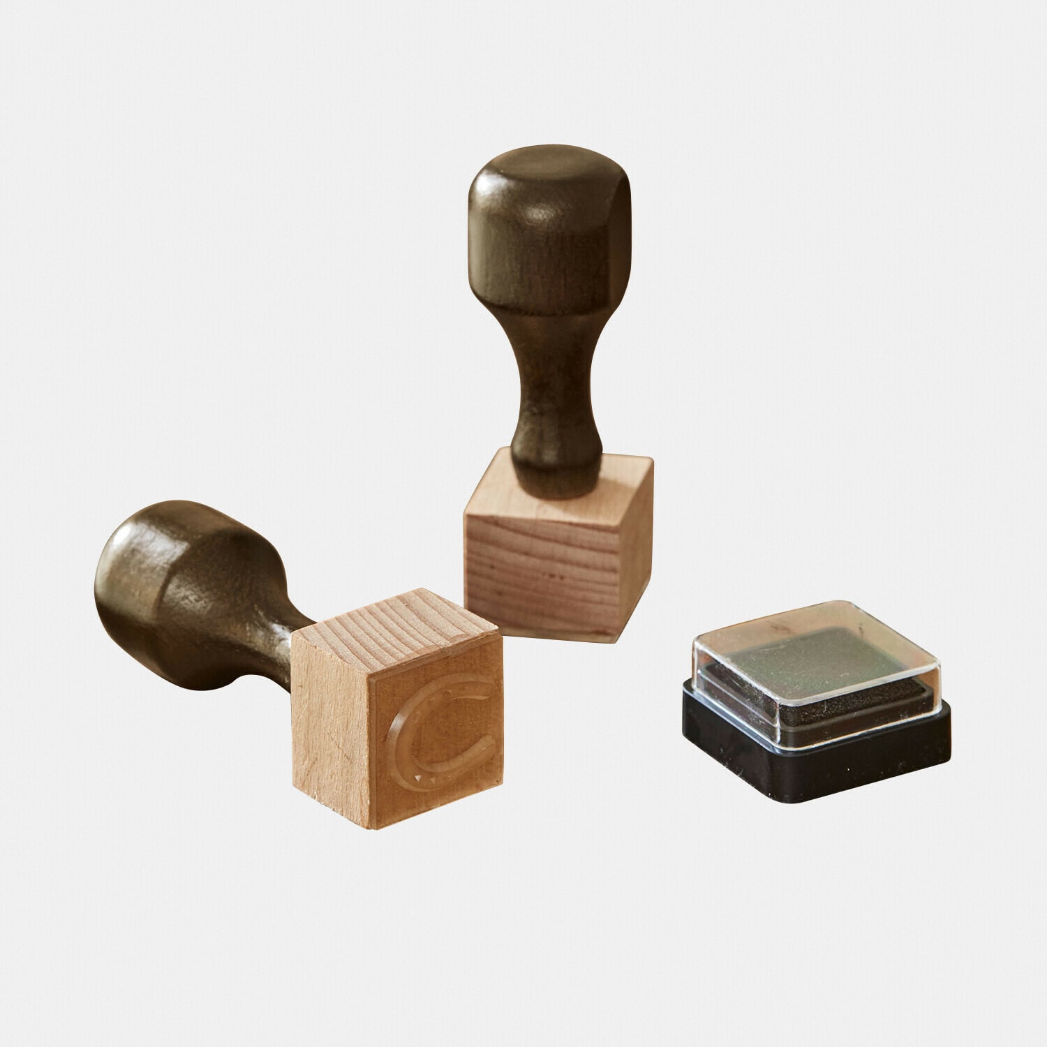 Dřevěné razítka s držadly a černým inkoustem pro označování dokumentů a papíru