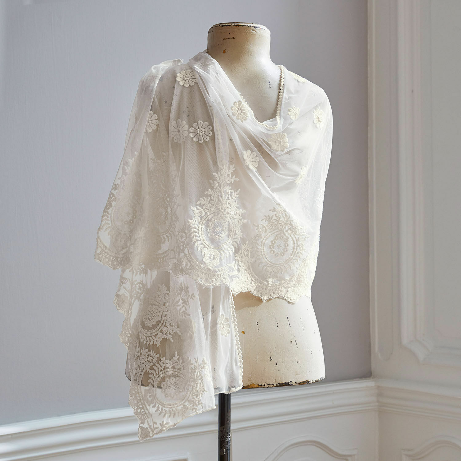 Šála Dal Maso Jemný bílý tylový šál s vyšívaným vzorem, lehký a elegantní módní doplněk.