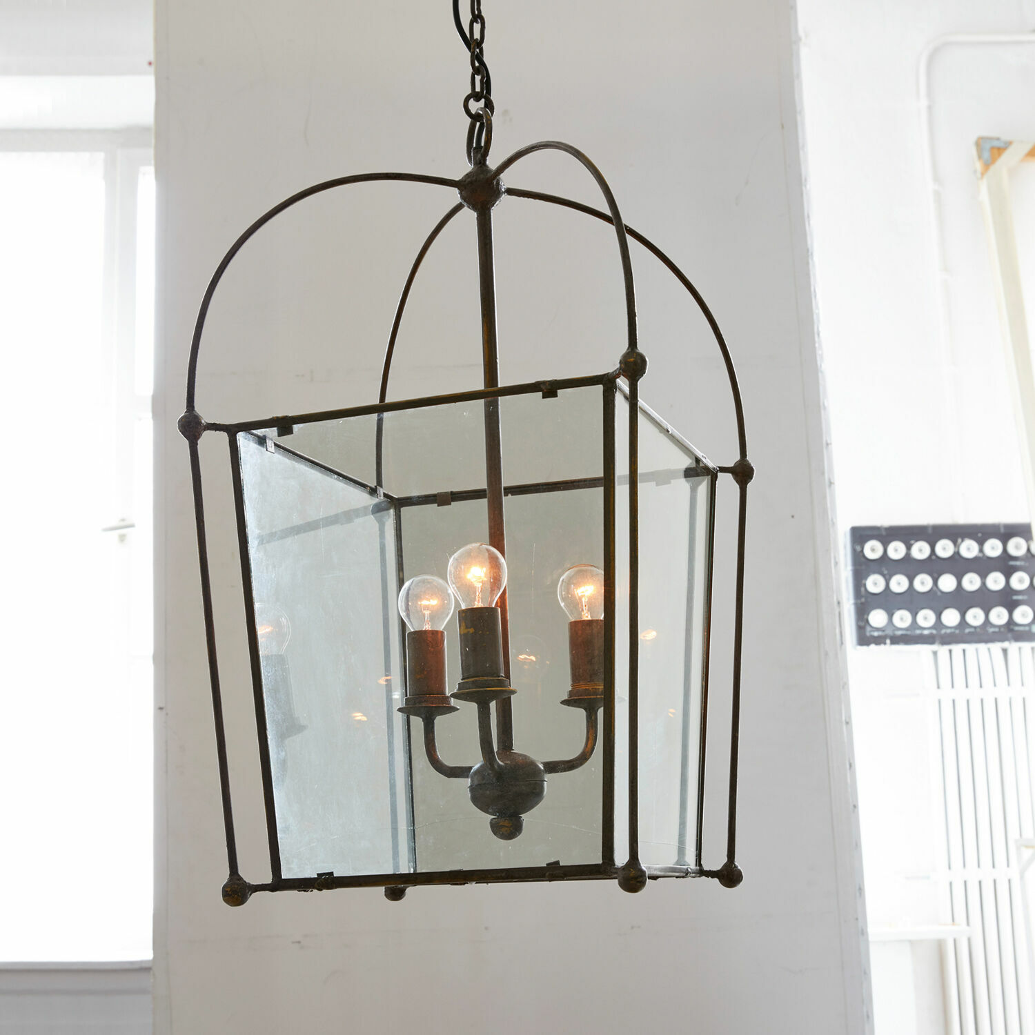 Lustr Sèvres Závěsná lampa z kovu a skla ve vintage stylu se třemi žárovkami, dekorativní stropní svítidlo