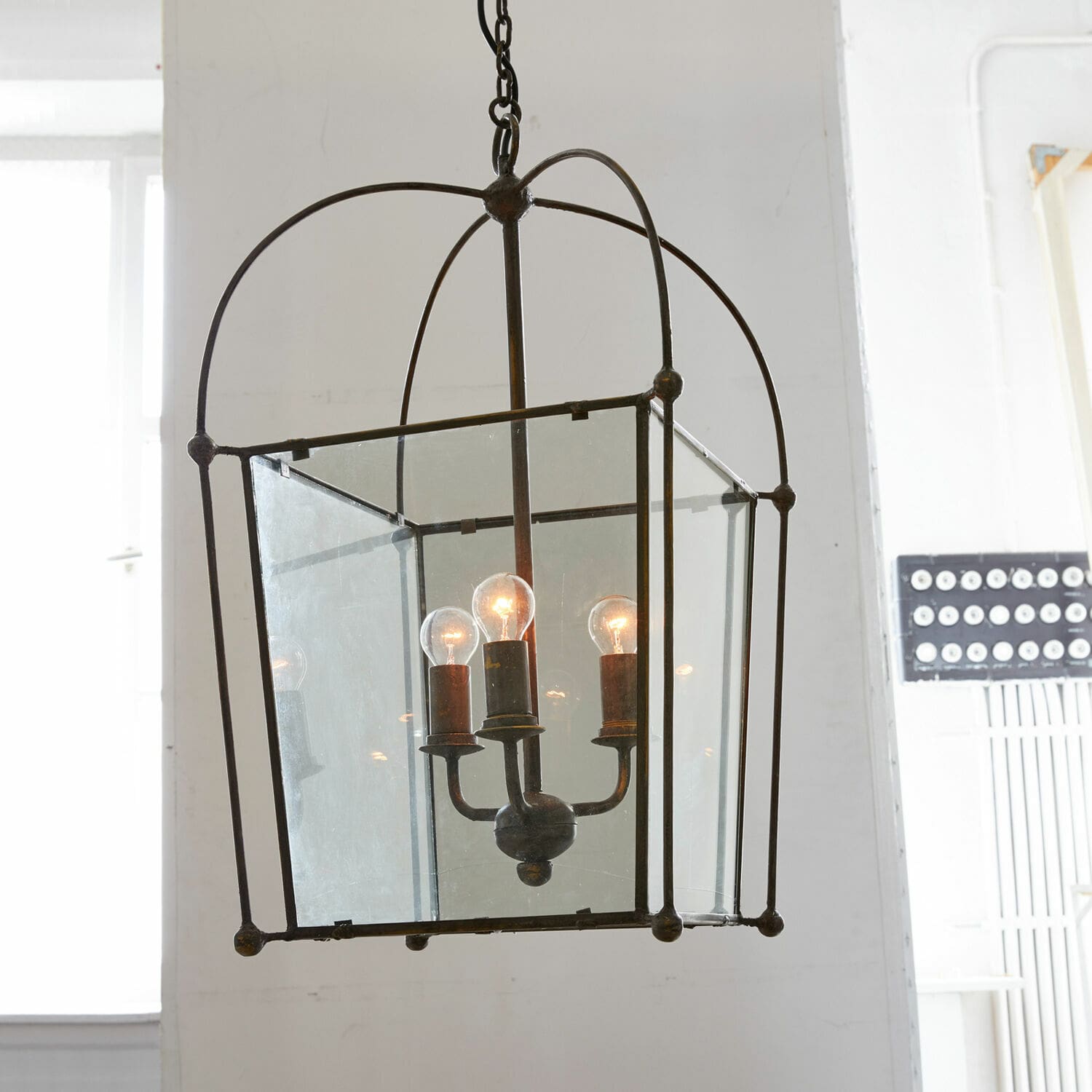 Lustr Sèvres Závěsná lampa z kovu a skla ve vintage stylu se třemi žárovkami, dekorativní stropní svítidlo