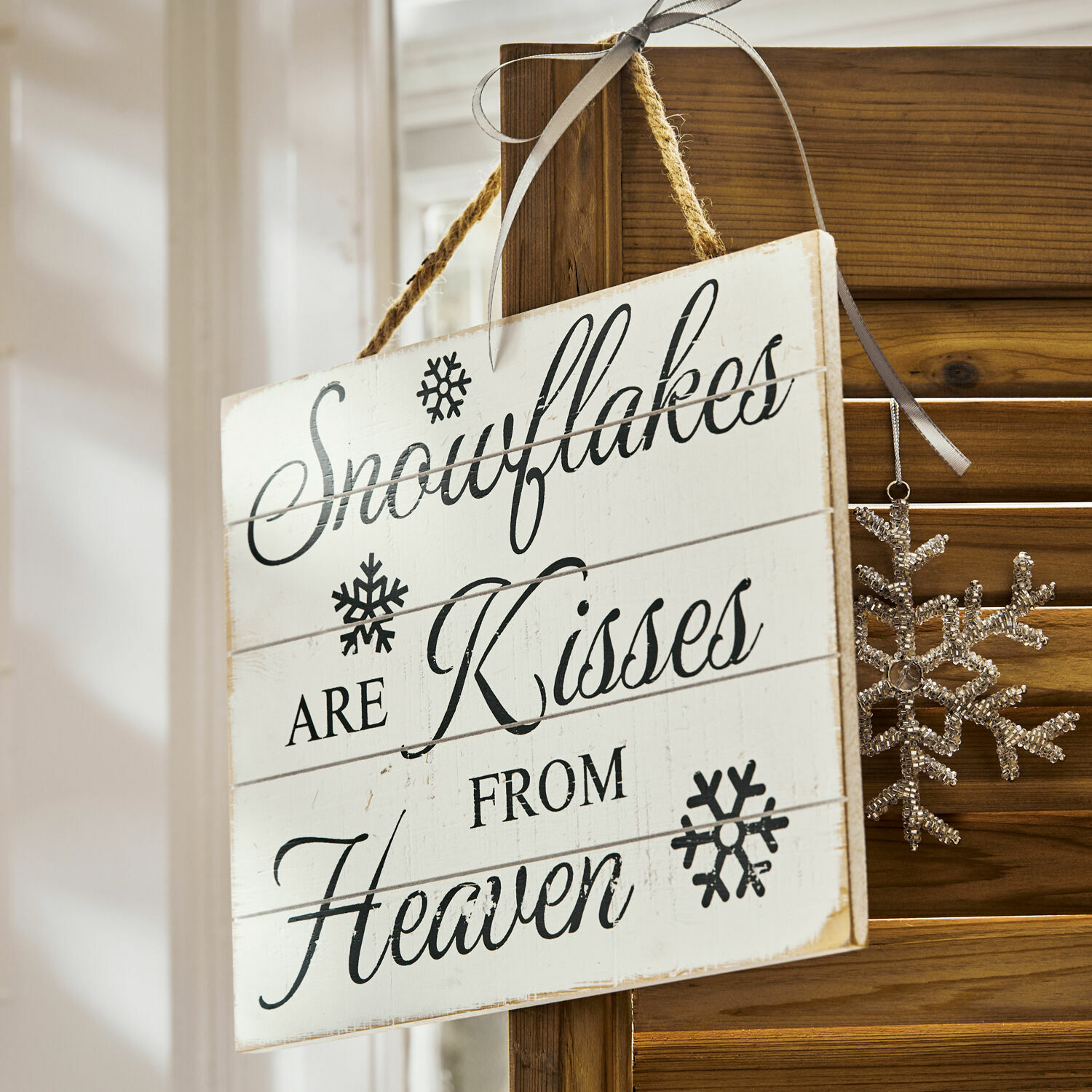 Dekorativní tabulka Snowflakes Dřevěná nástěnná dekorace s nápisem Snowflakes are Kisses from Heaven v rustikálním stylu