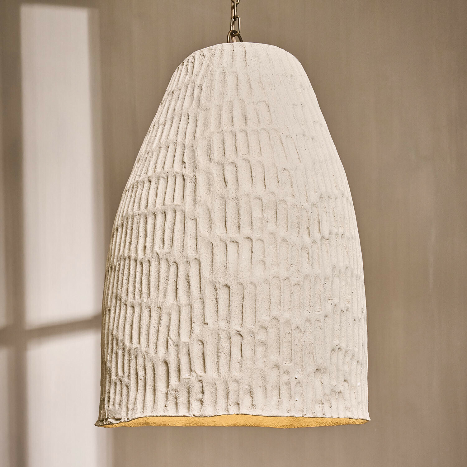 Závěsná lampa Nouvrette Závěsná lampa z bílé keramiky s texturou a zlatým vnitřkem, moderní osvětlení do interiéru