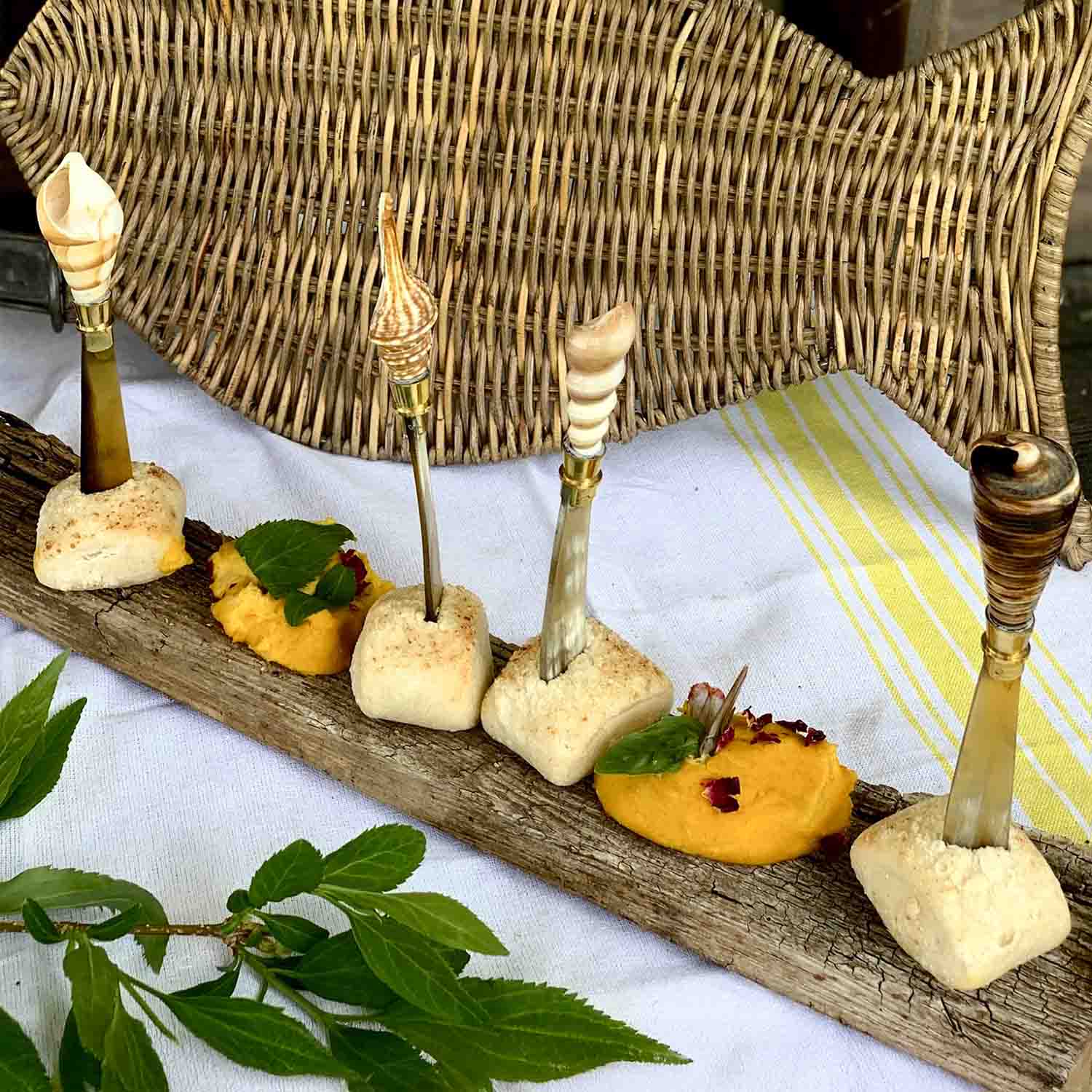 Sada dekorativních párátek s mušlemi na dřevěném podstavci pro servírování předkrmů