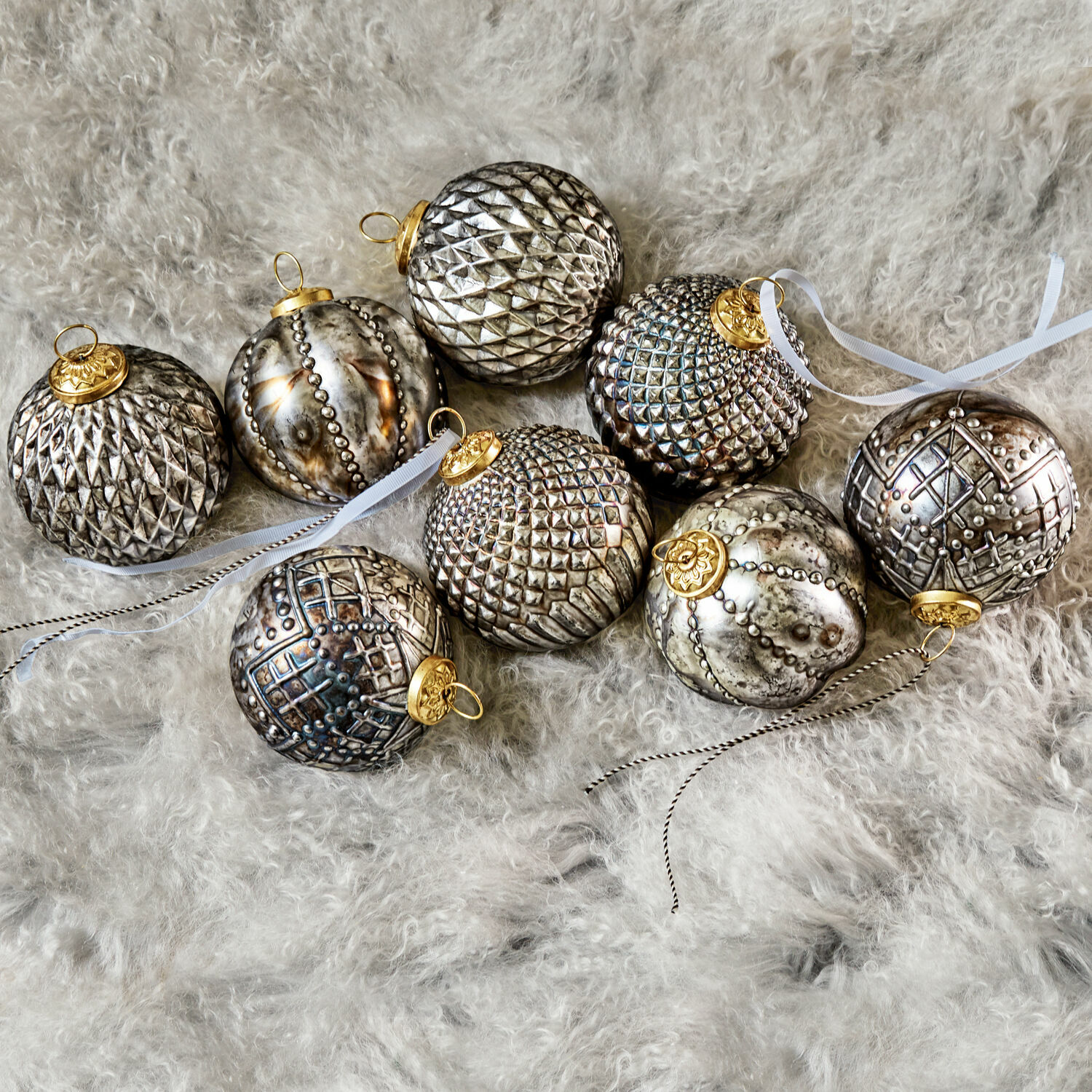 Vánoční ozdoba, 8dílná sada Silverlake Sada stříbrných vánočních ozdob s dekorativními vzory a zlatými závěsy na měkké kožešině
