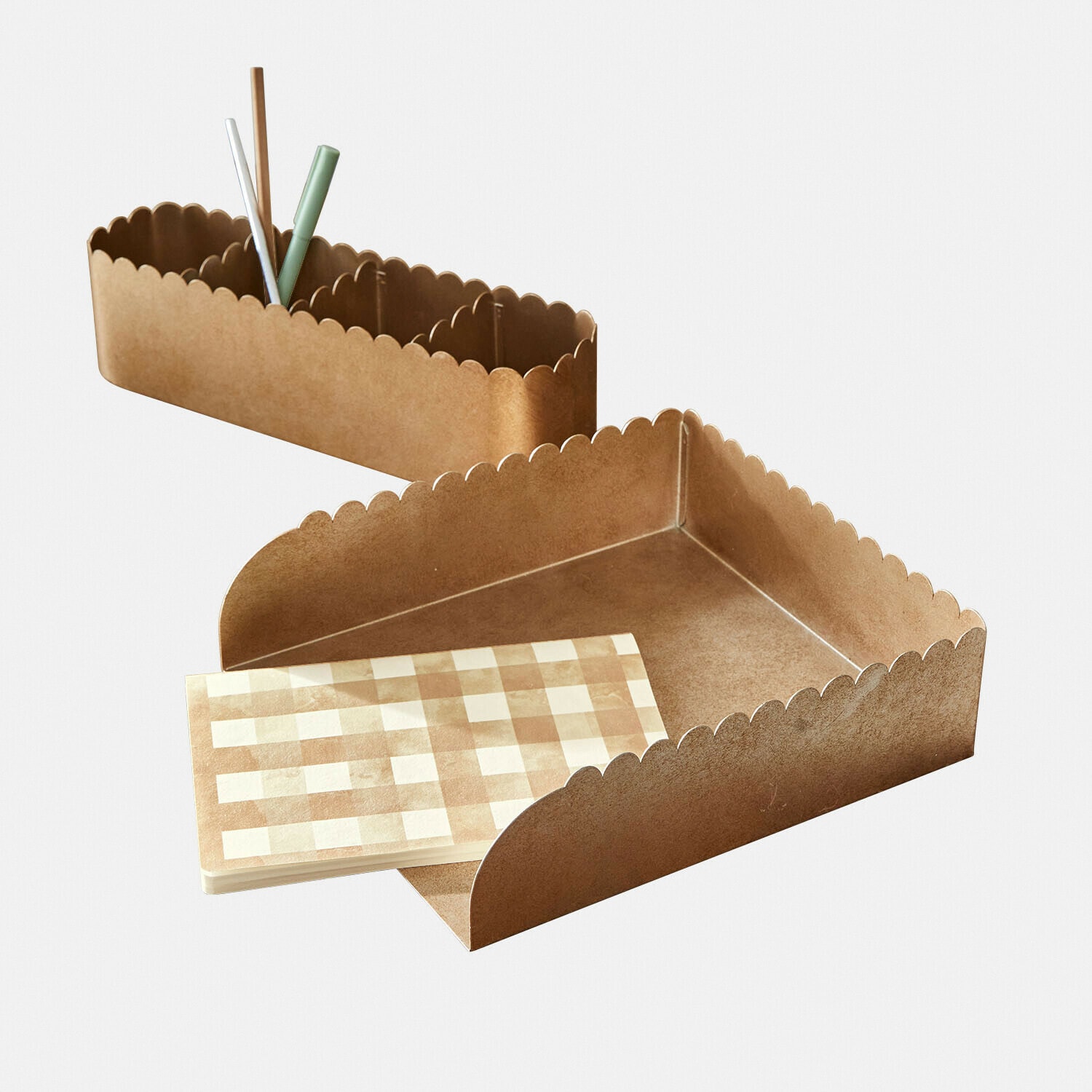 Hnědý MDF organizér s vlnitými okraji, přihrádkami a čtverečkovaným blokem na psací stůl