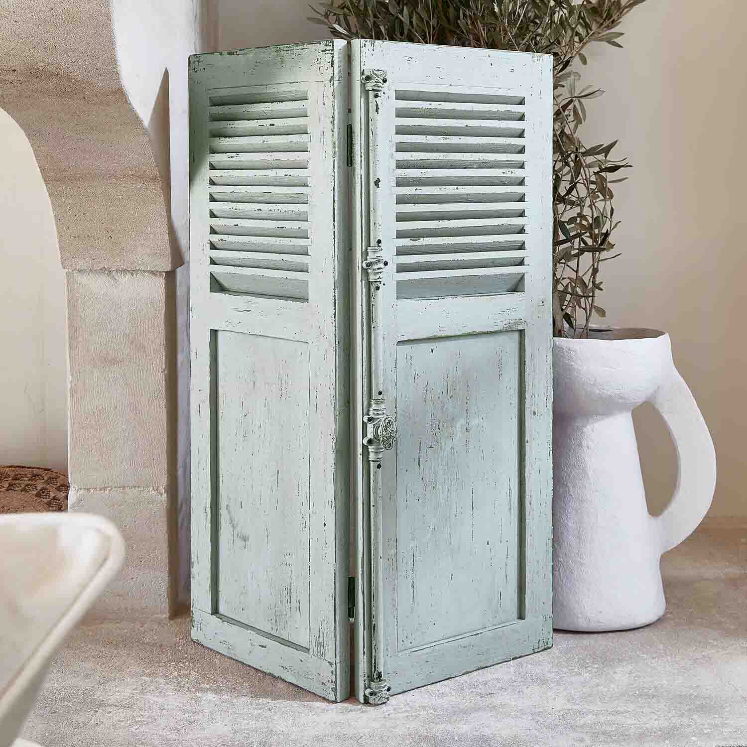 Světle šedý dřevěný paravan s lamelami ve vintage stylu pro interiérovou dekoraci