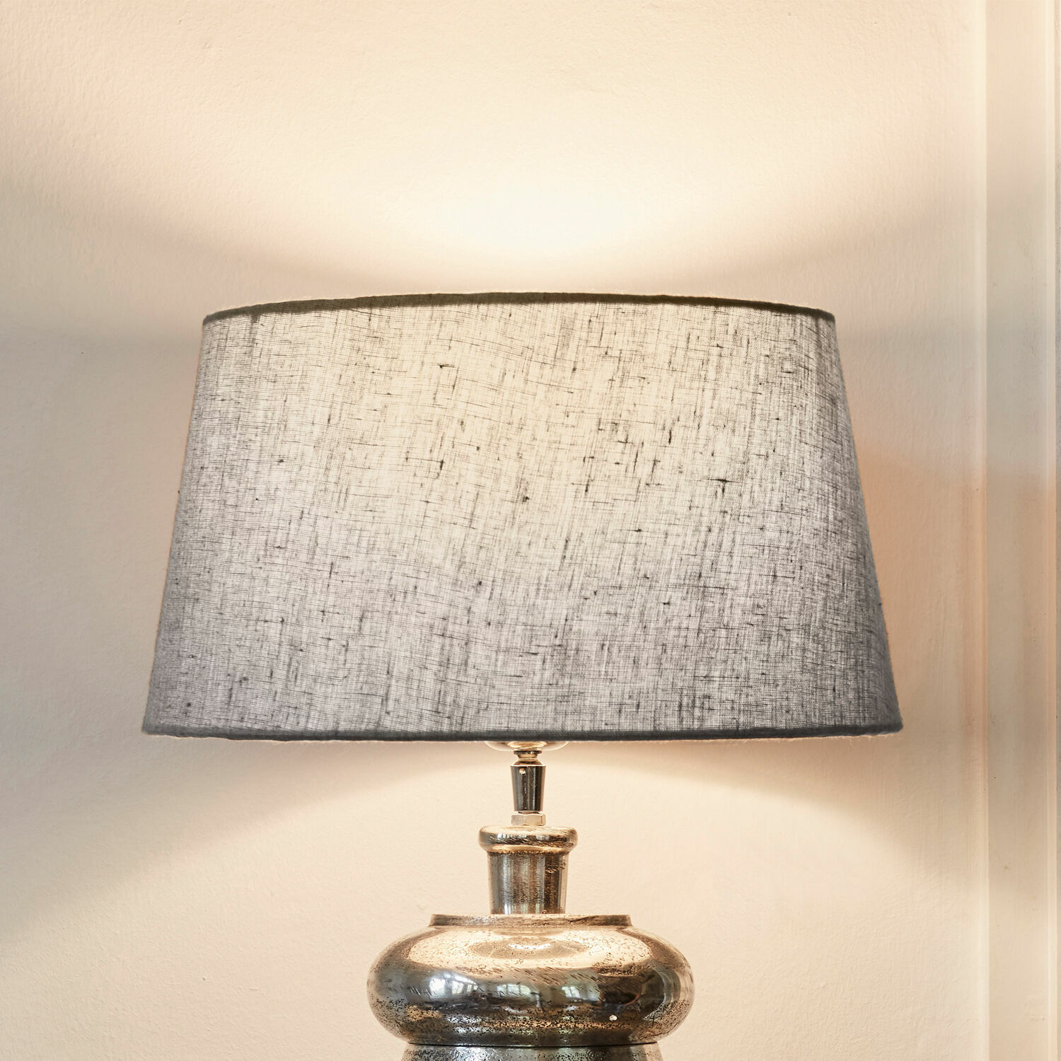 Stínítko lampy Anfor Stolní lampa s kovovou základnou a šedým textilním stínidlem, dekorativní osvětlení do obýváku